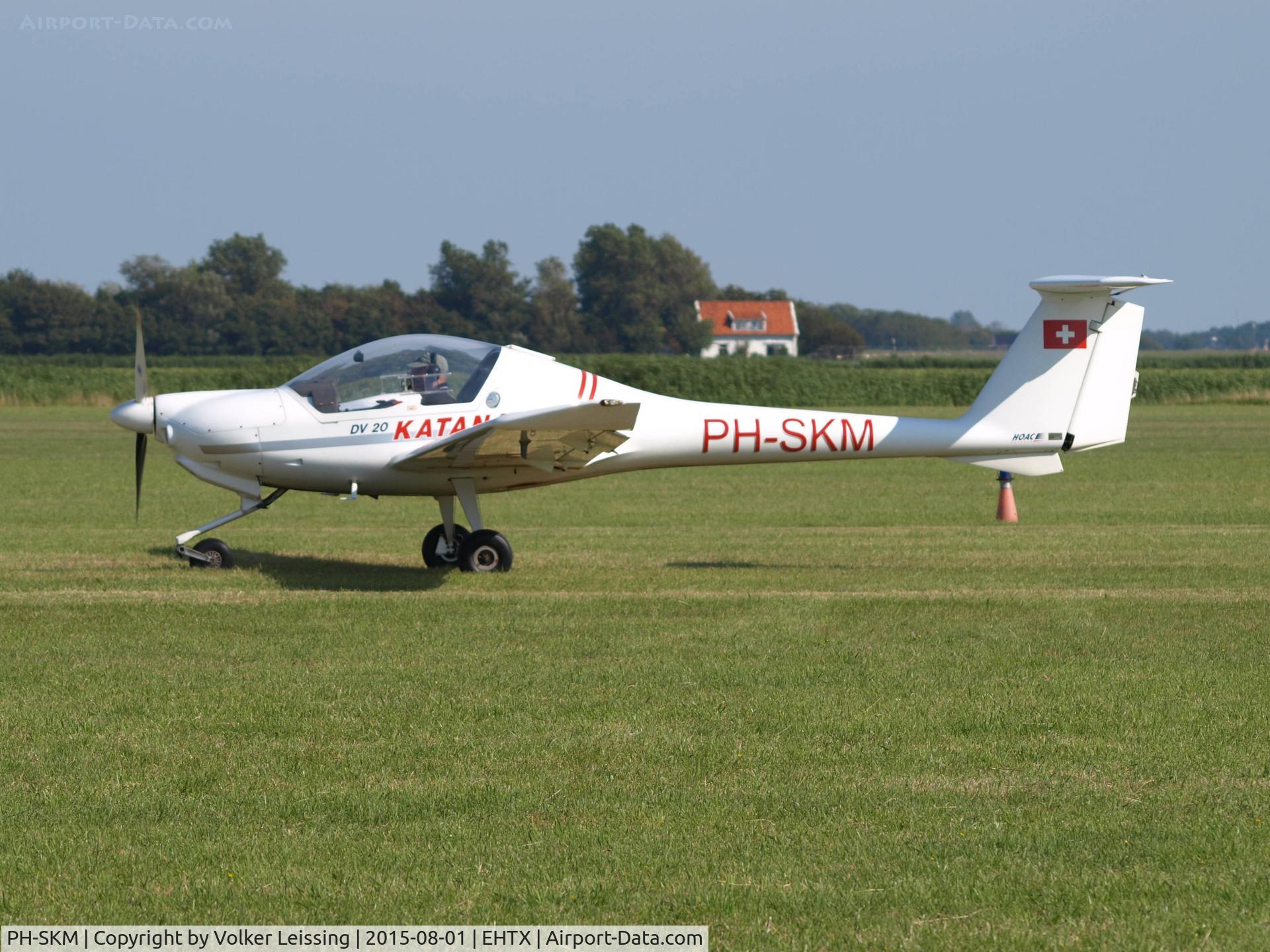 PH-SKM, 1994 HOAC DV-20 Katana C/N 20074, taxi to rwy after airshow