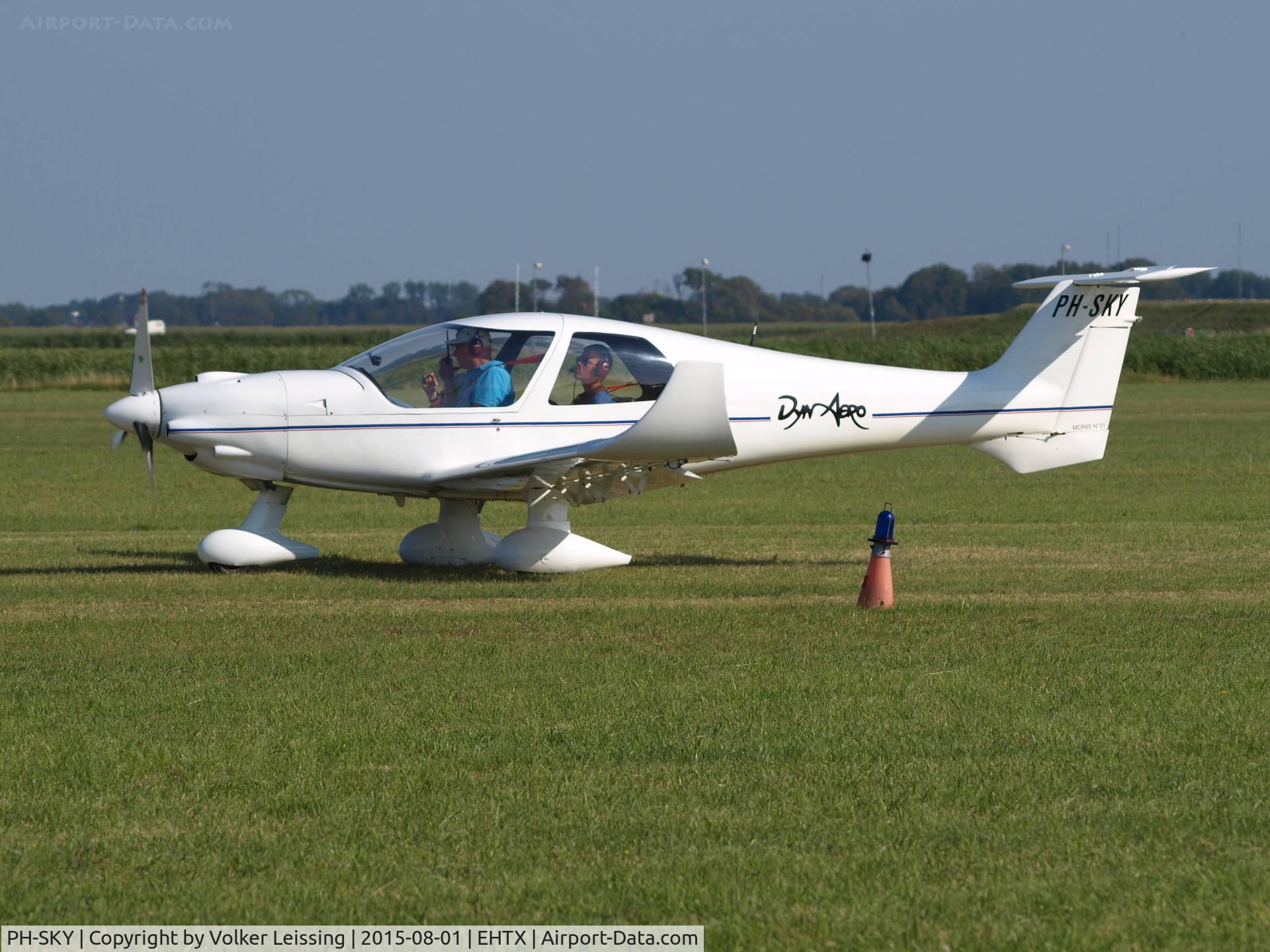 PH-SKY, 2000 Dyn'Aero MCR-4S C/N 1, taxi to rwy after airshow
