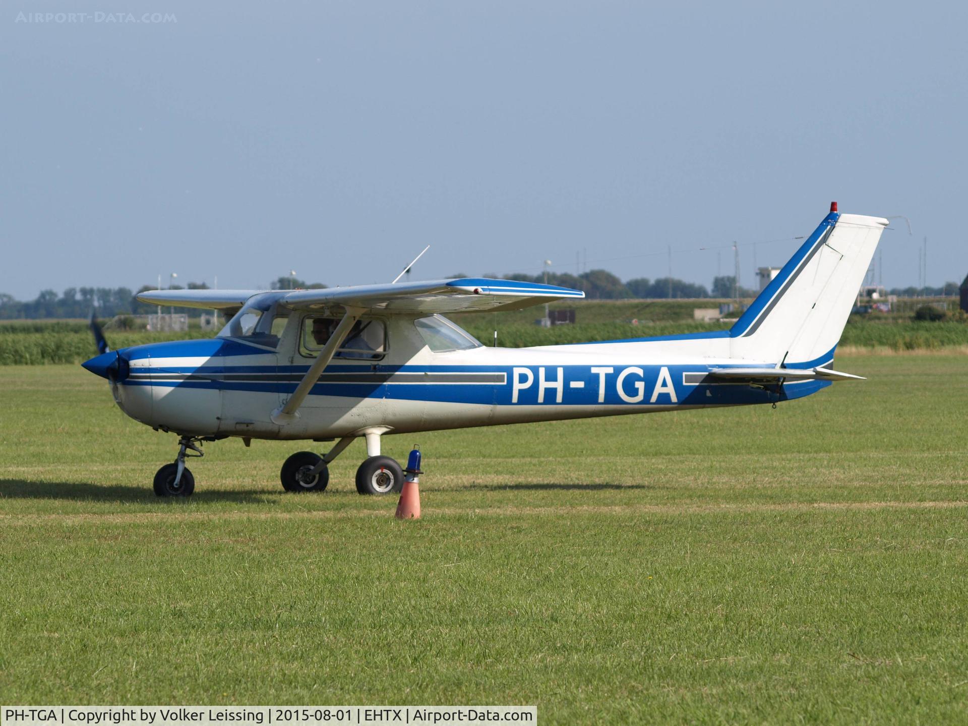 PH-TGA, 1977 Reims F150M C/N F15001394, taxi to rwy after airshow