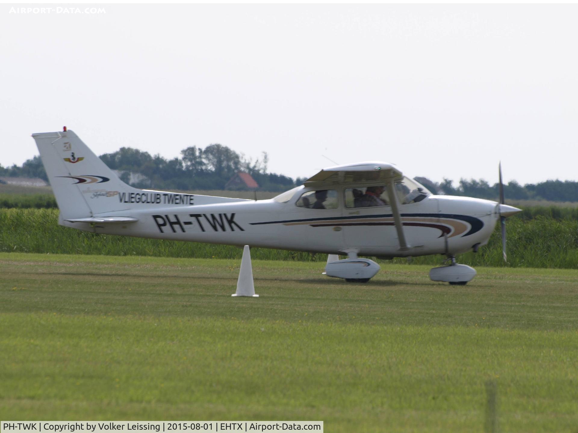 PH-TWK, 2000 Cessna 172S Skyhawk SP C/N 172S8533, landing