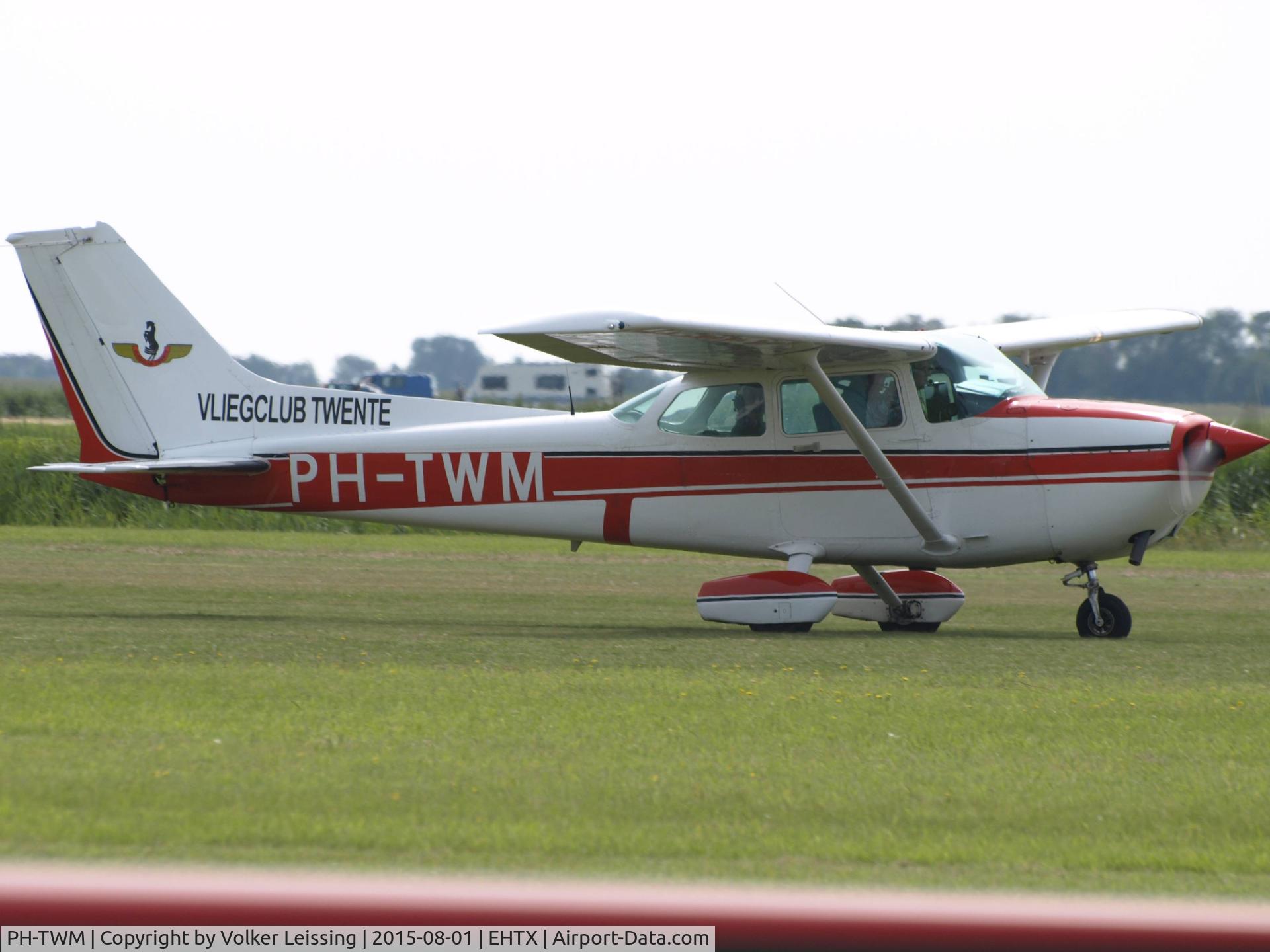 PH-TWM, 1983 Cessna 172P C/N 17275859, taxi to parking