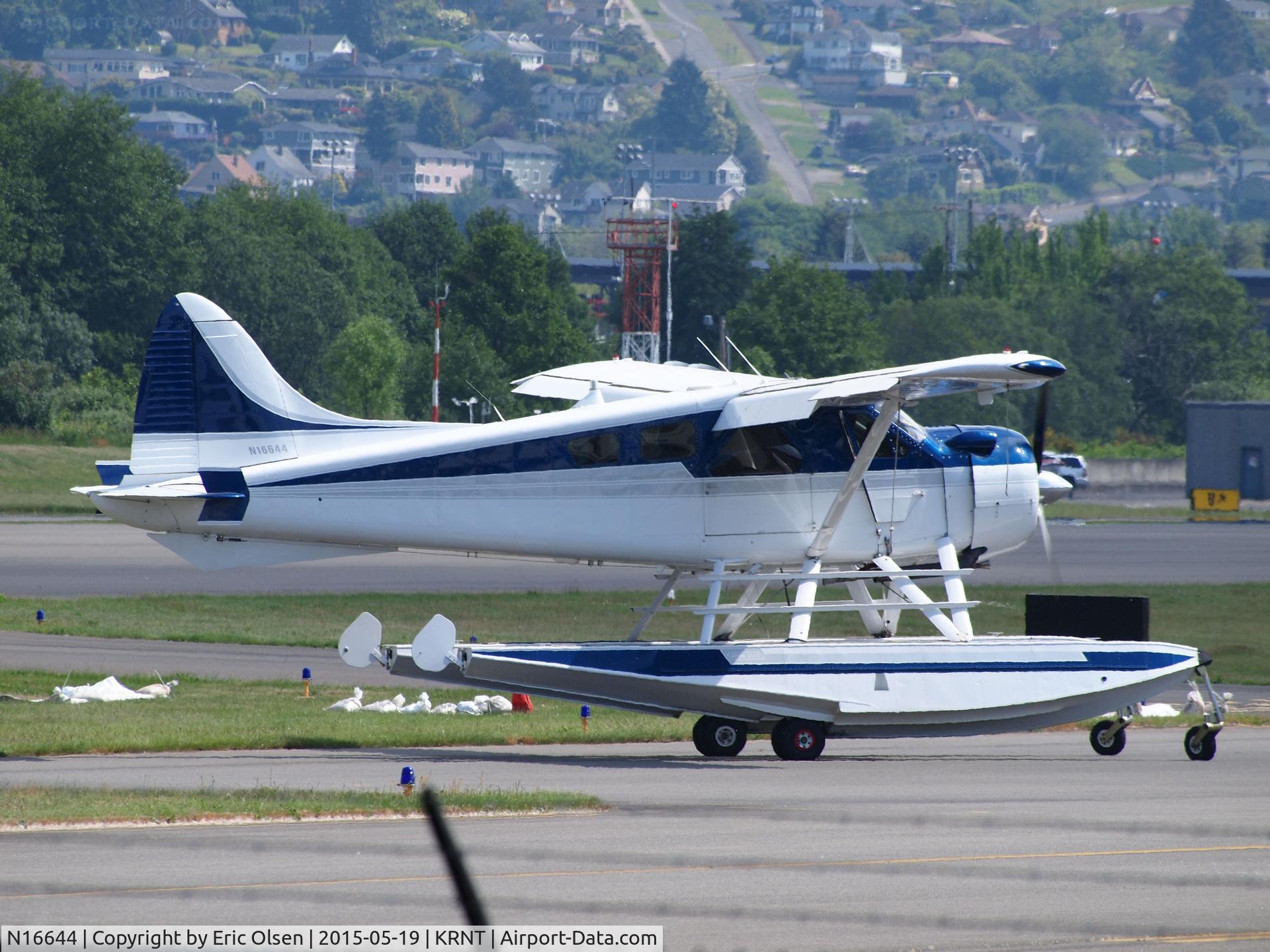 N16644, 1951 De Havilland Canada U-6A Beaver C/N 231, Beaver being maneuvered at the seaplane ramp at KRNT.