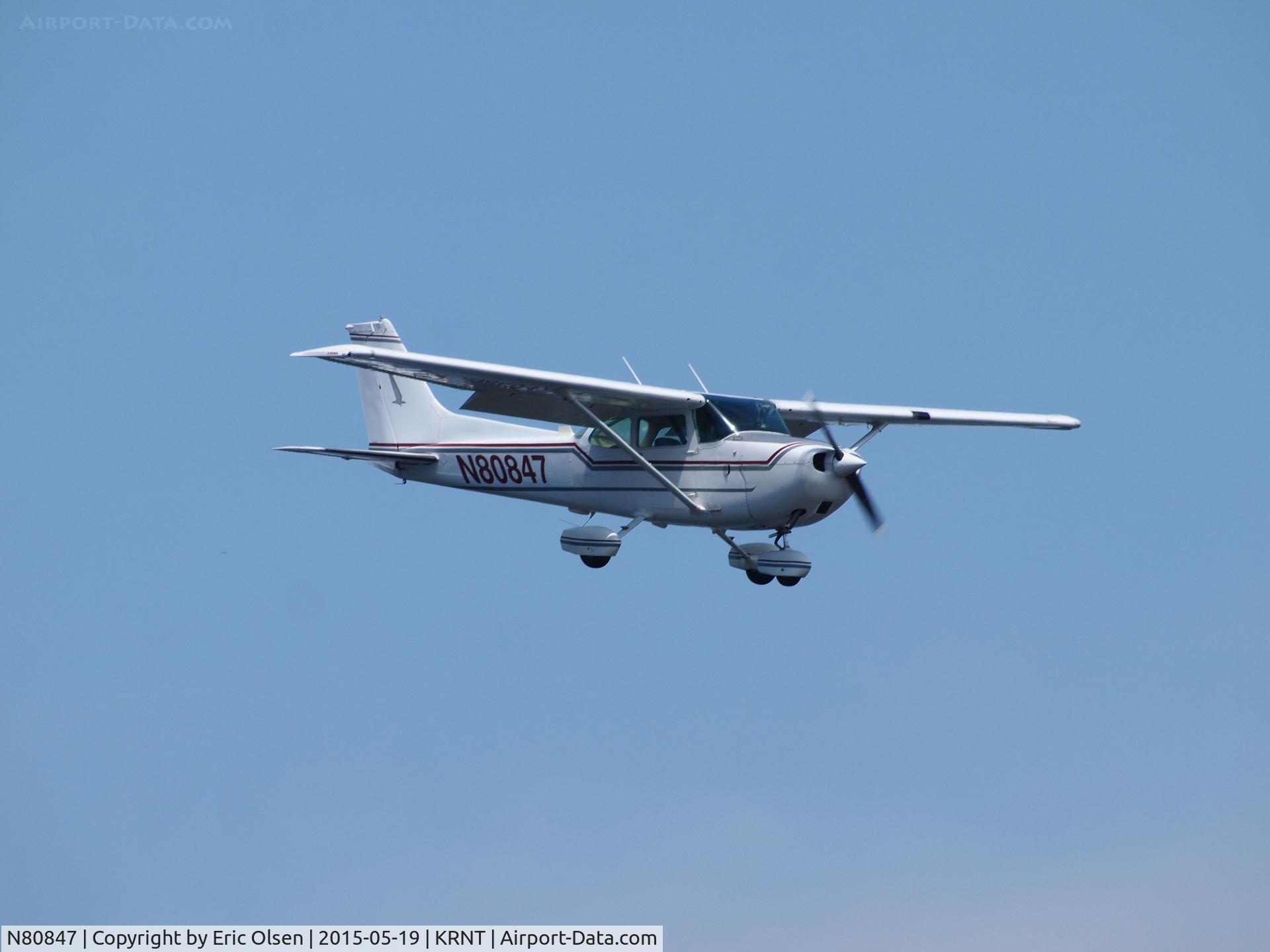 N80847, 1976 Cessna 172M C/N 17266771, 1976 Cessna coming in at KRNT.
