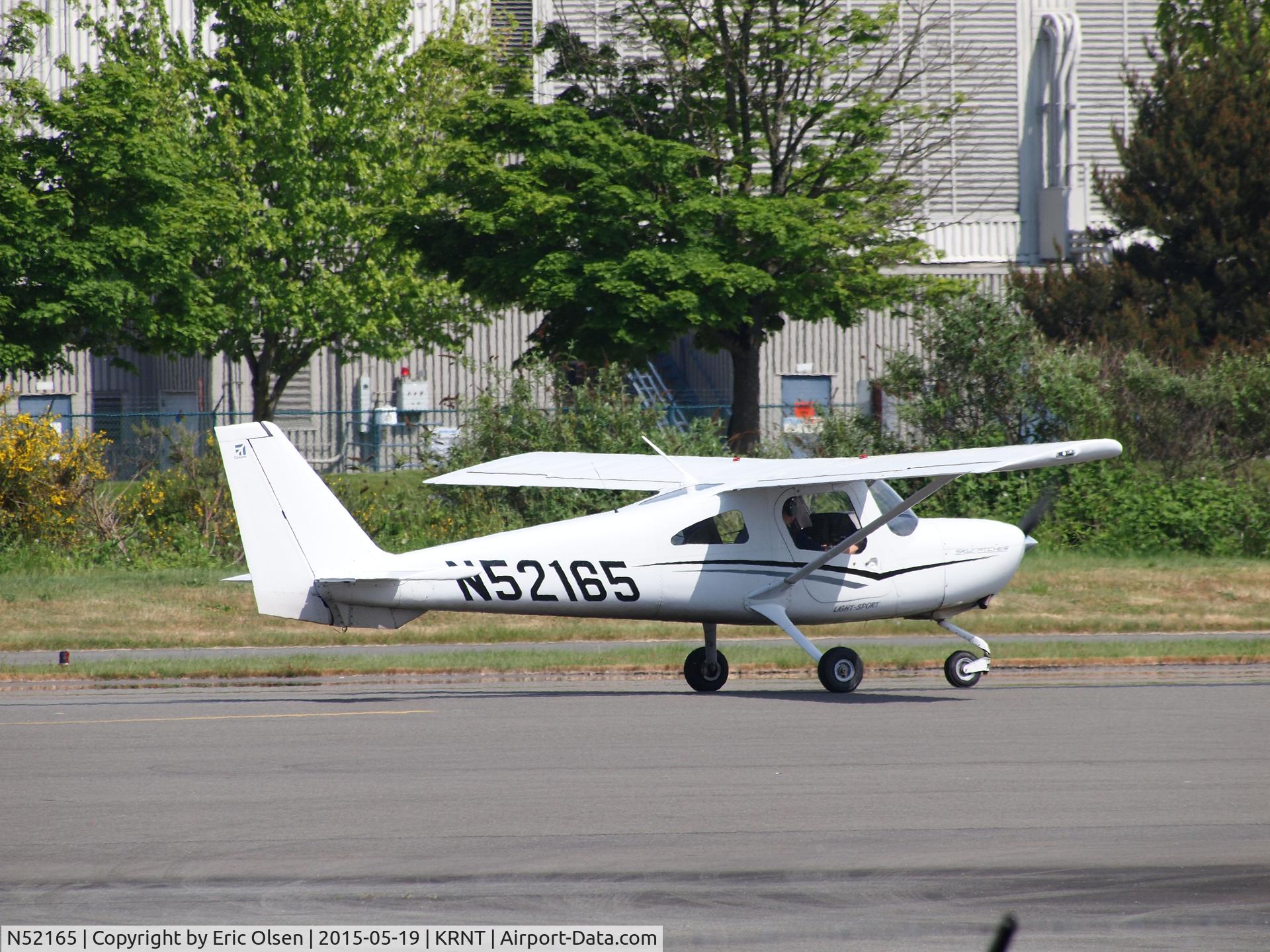 N52165, Cessna 162 Skycatcher C/N 16200048, 2011 Cessna 162 getting ready to depart KRNT