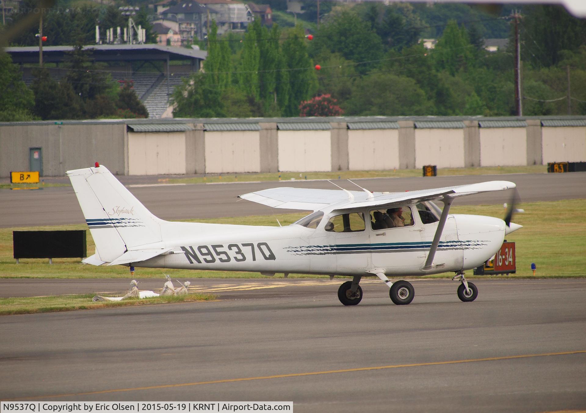 N9537Q, 1998 Cessna 172R C/N 17280483, Cessna 172 during engine warm up.