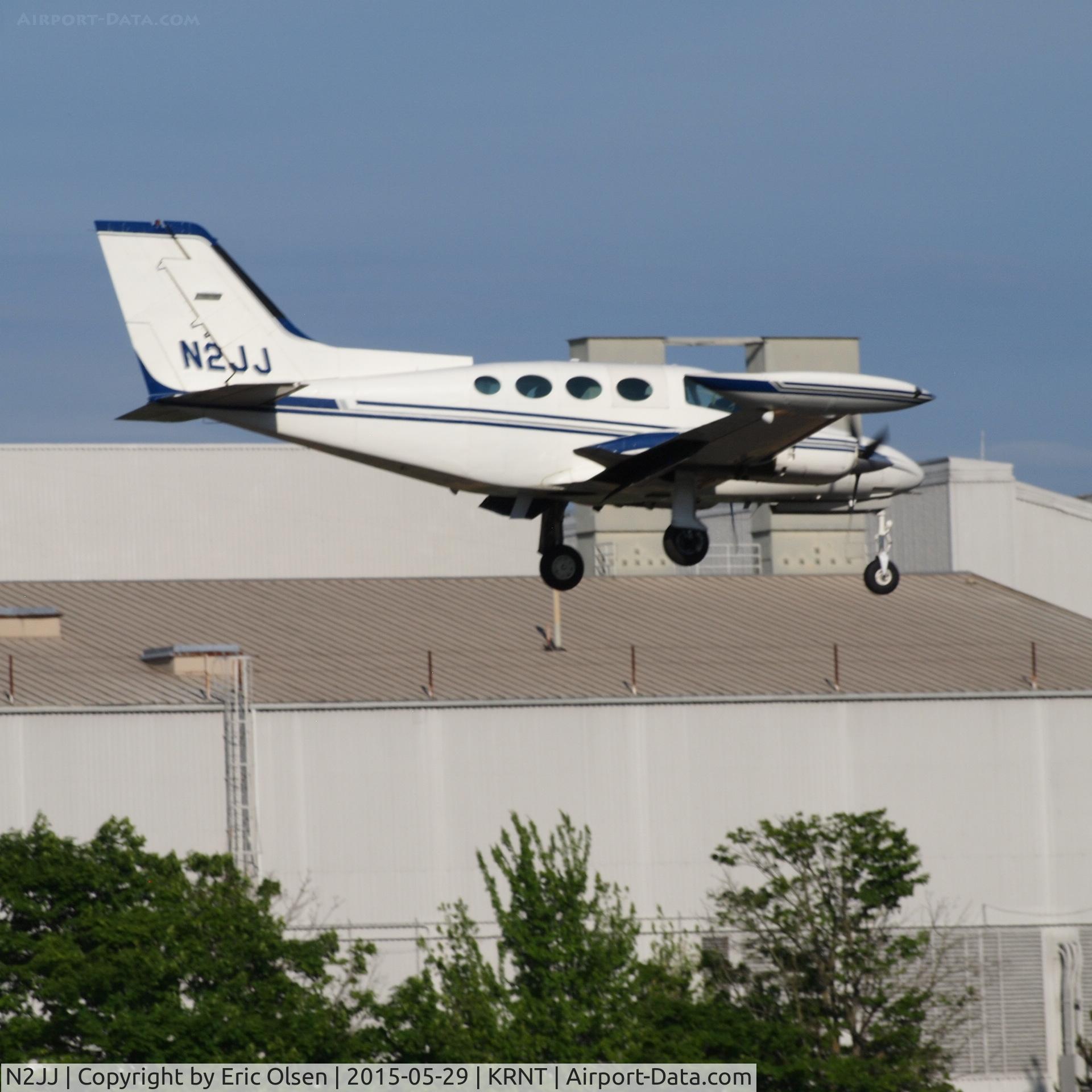 N2JJ, 1968 Cessna 401 C/N 401-0235, Cessna 401 coming in on 16 at KRNT.