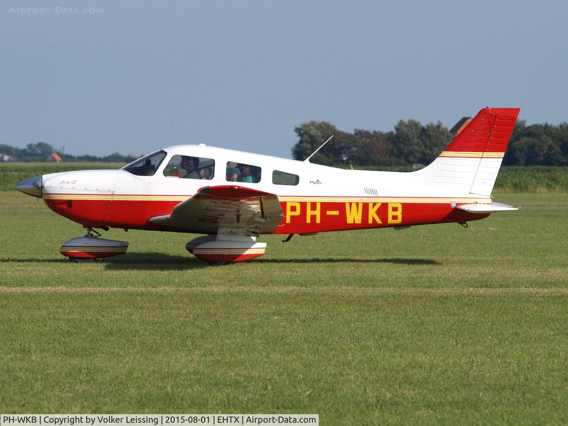 PH-WKB, 2007 Piper PA-28-181 C/N 2843664, taxi to rwy after airshow