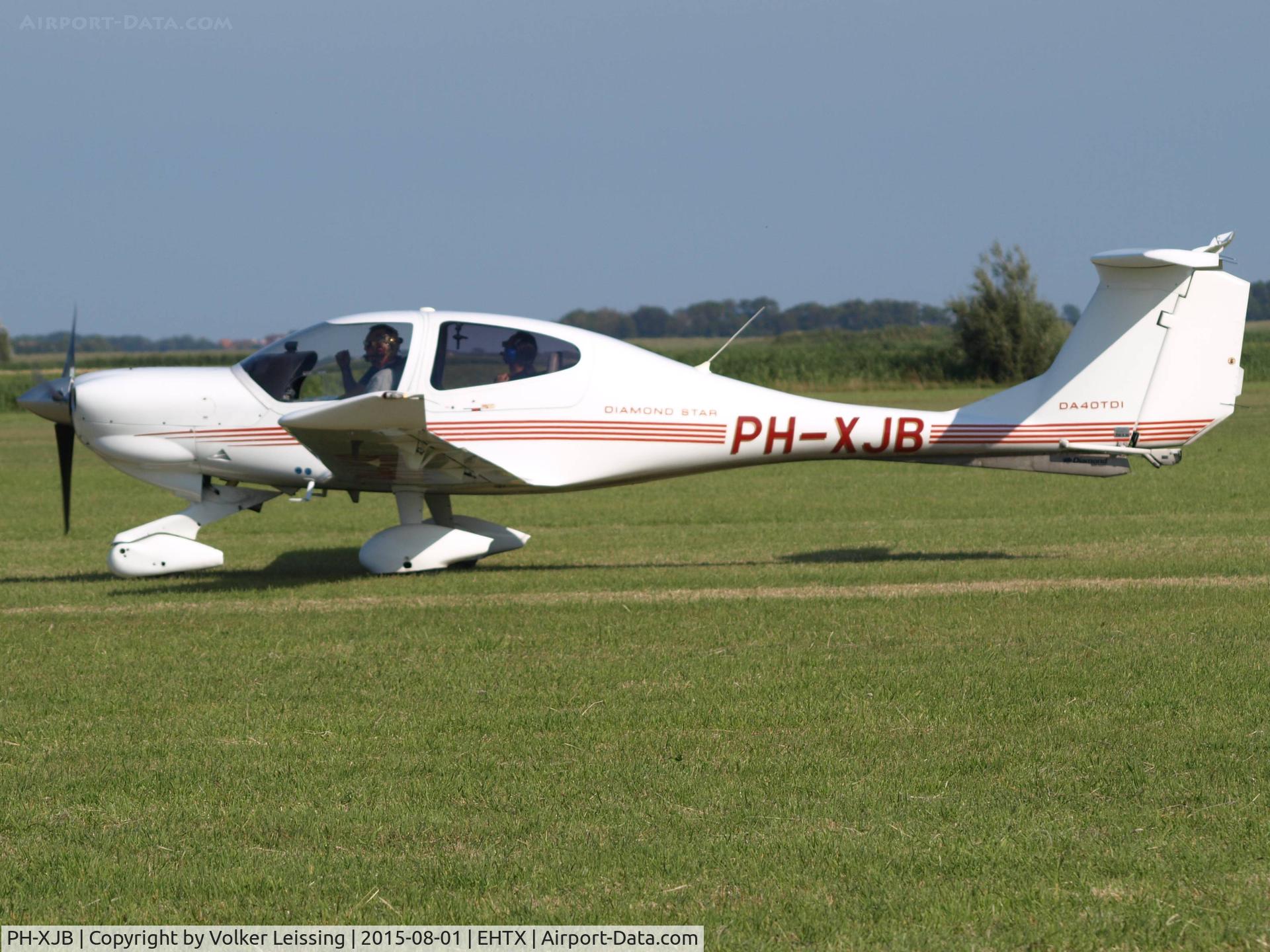 PH-XJB, 2004 Diamond DA-40D Diamond Star C/N D4.113, taxi to rwy after airshow