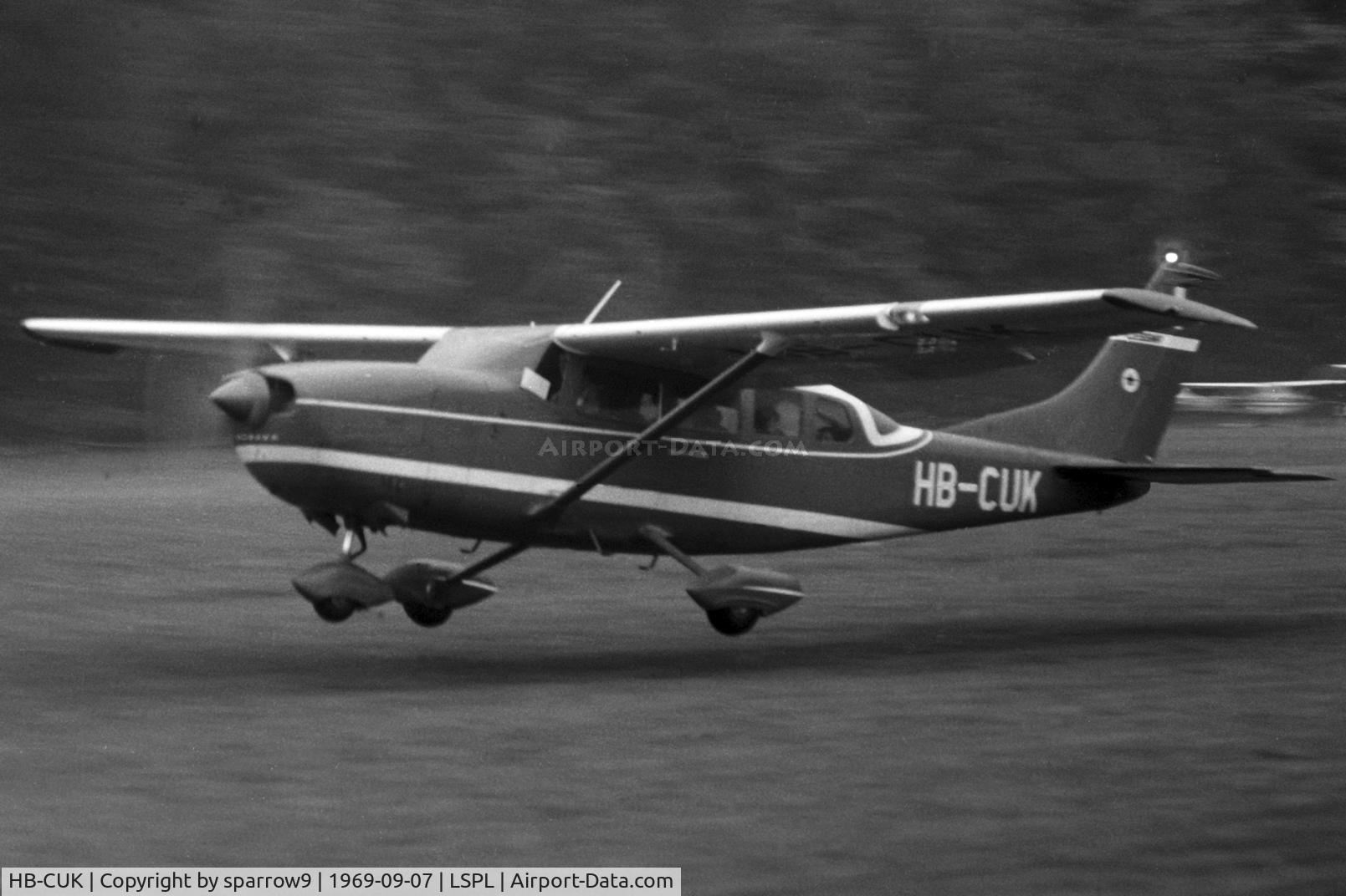 HB-CUK, 1969 Cessna 207 Skywagon C/N 207-00008, Taking-off Fliegerchilbi Bleienbach 1966. HB-registered from 1969-06-05 until 1971-12-24.