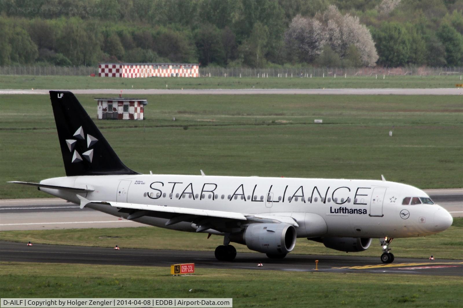 D-AILF, 1996 Airbus A319-114 C/N 636, On taxi to parking stand....
