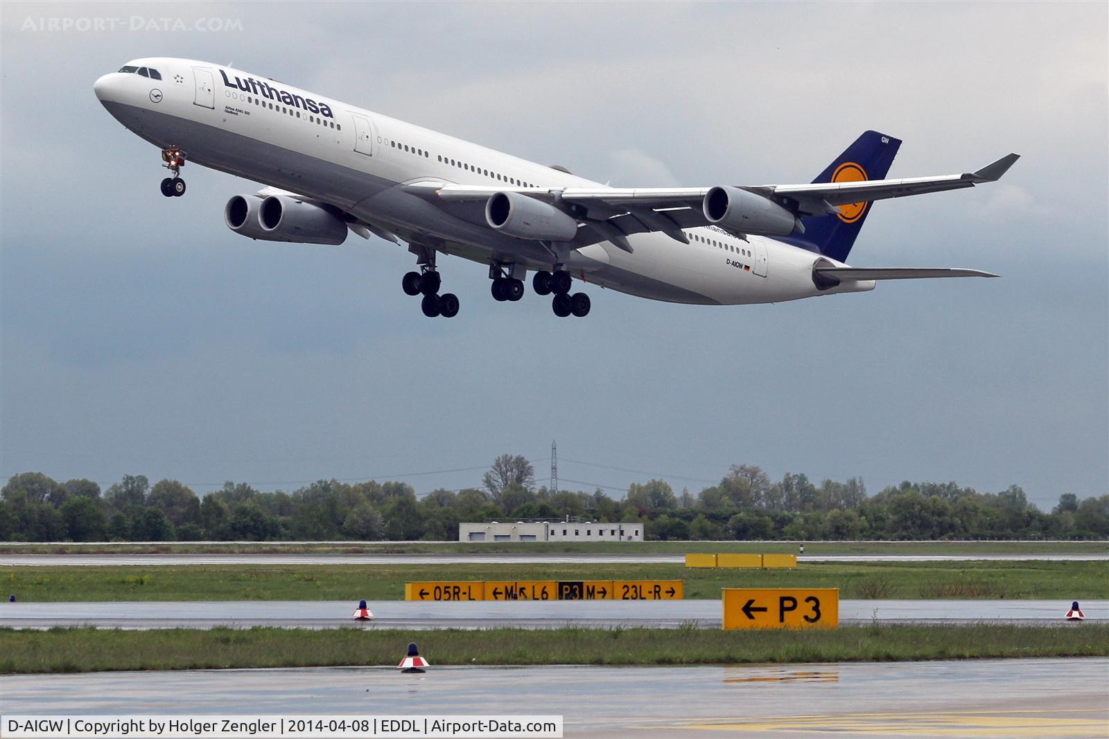 D-AIGW, 2000 Airbus A340-313X C/N 327, Leaving DUS westbound.....