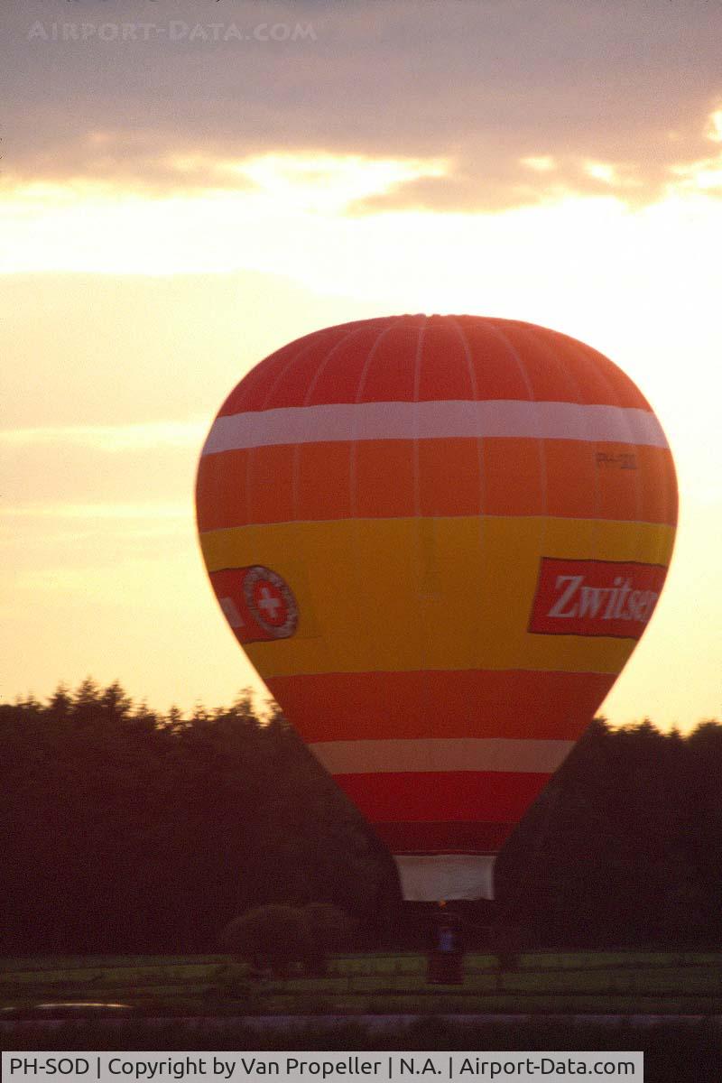 PH-SOD, 1987 Thund/Colt AX7-77 Z C/N 1112, Evening landing of this ballon in Beuningen (Overijssel) in the Netherlands. Probably 1988 or 1989. Scanned slide.