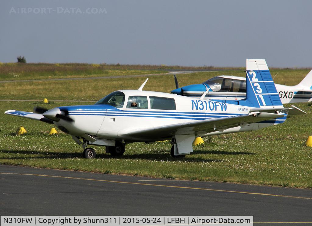 N310FW, 1981 Mooney M20K C/N 25-0611, TAxiing for departure...