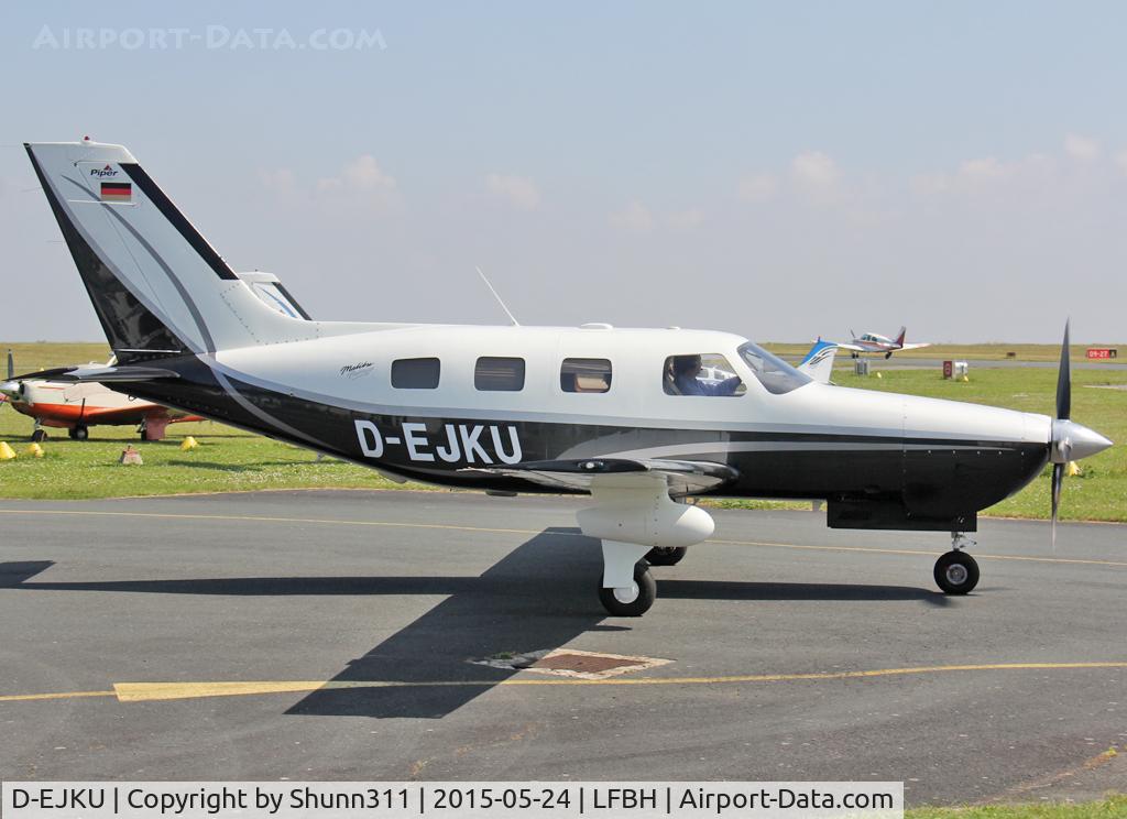 D-EJKU, 2001 Piper PA-46-350P Malibu Mirage C/N 4622125, Taxiing for departure...