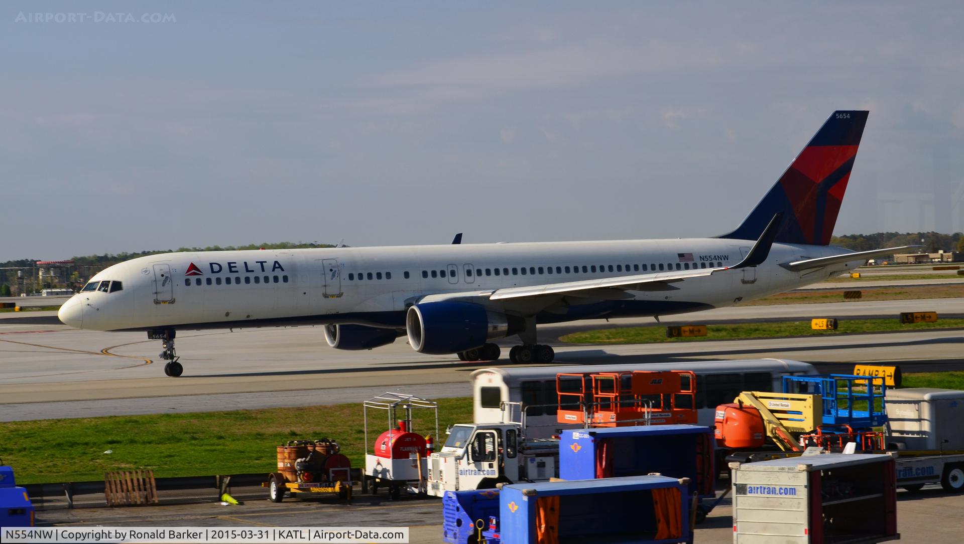 N554NW, 2001 Boeing 757-251 C/N 26501, Taxi Atlanta