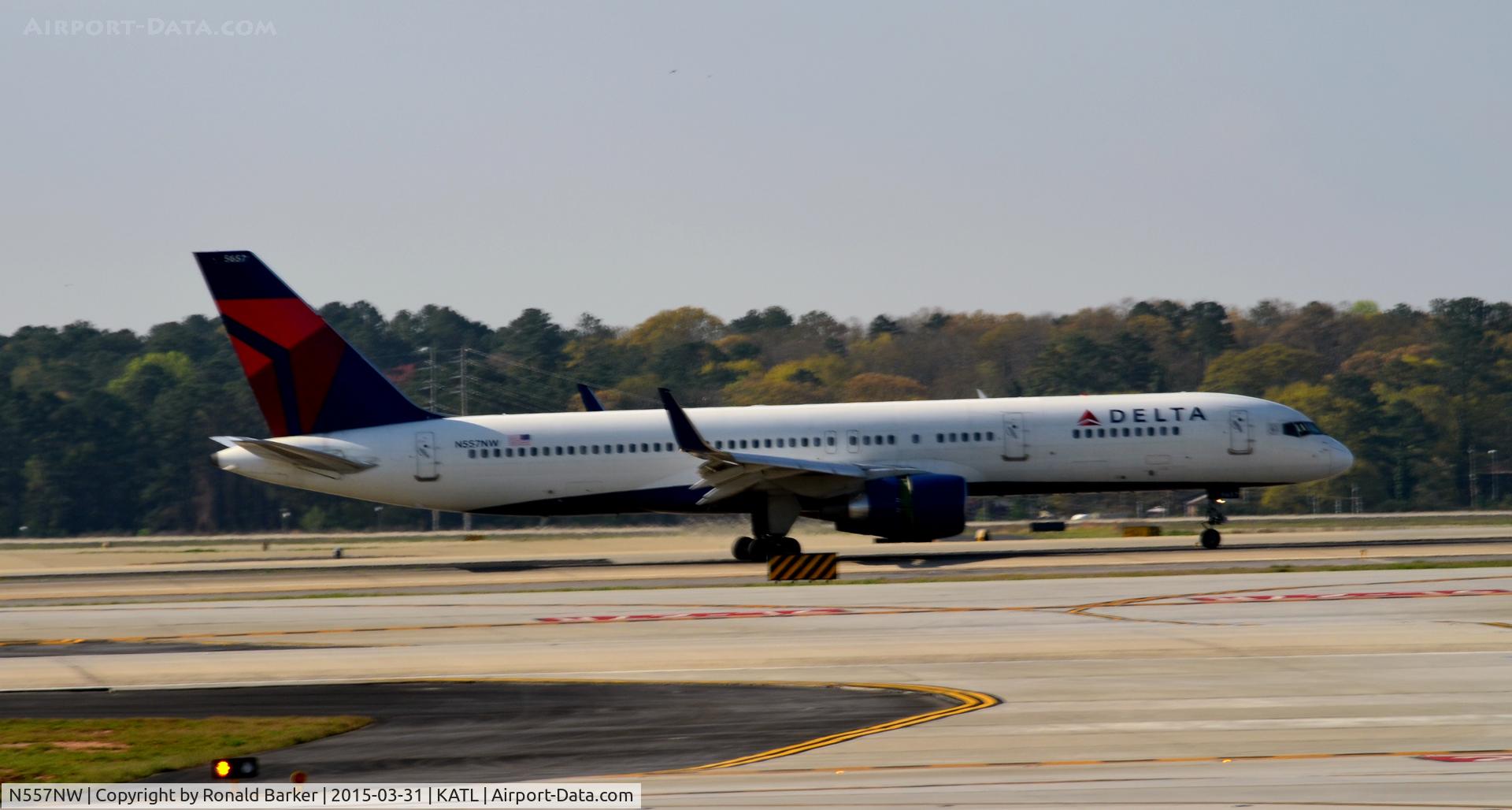 N557NW, 2002 Boeing 757-251 C/N 33393, Landing roll Atlanta
