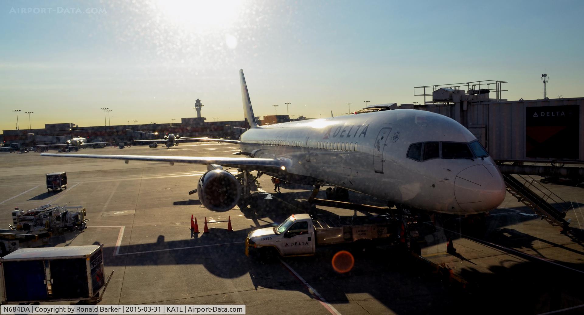 N684DA, 1993 Boeing 757-232 C/N 27104, At the gate Atlanta