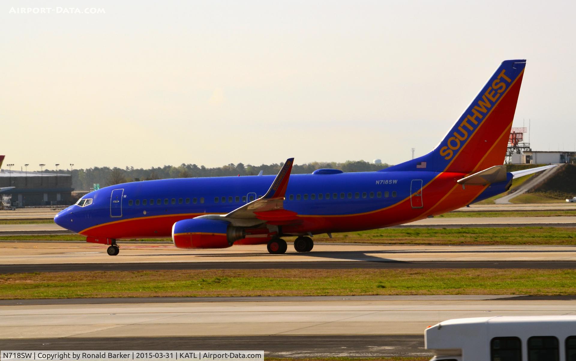 N718SW, 1998 Boeing 737-7H4 C/N 27852, Taxi Atlanta