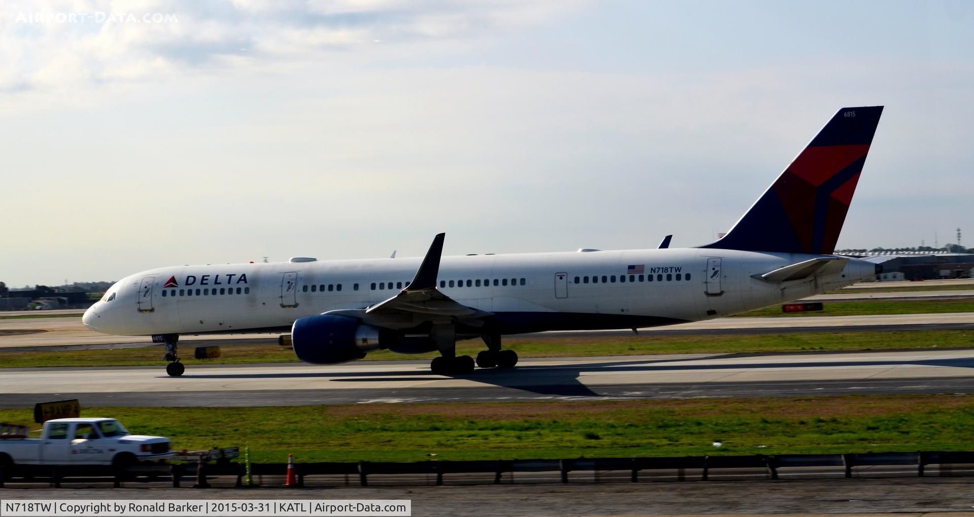N718TW, 1999 Boeing 757-231 C/N 28486, Taxi Atlnata