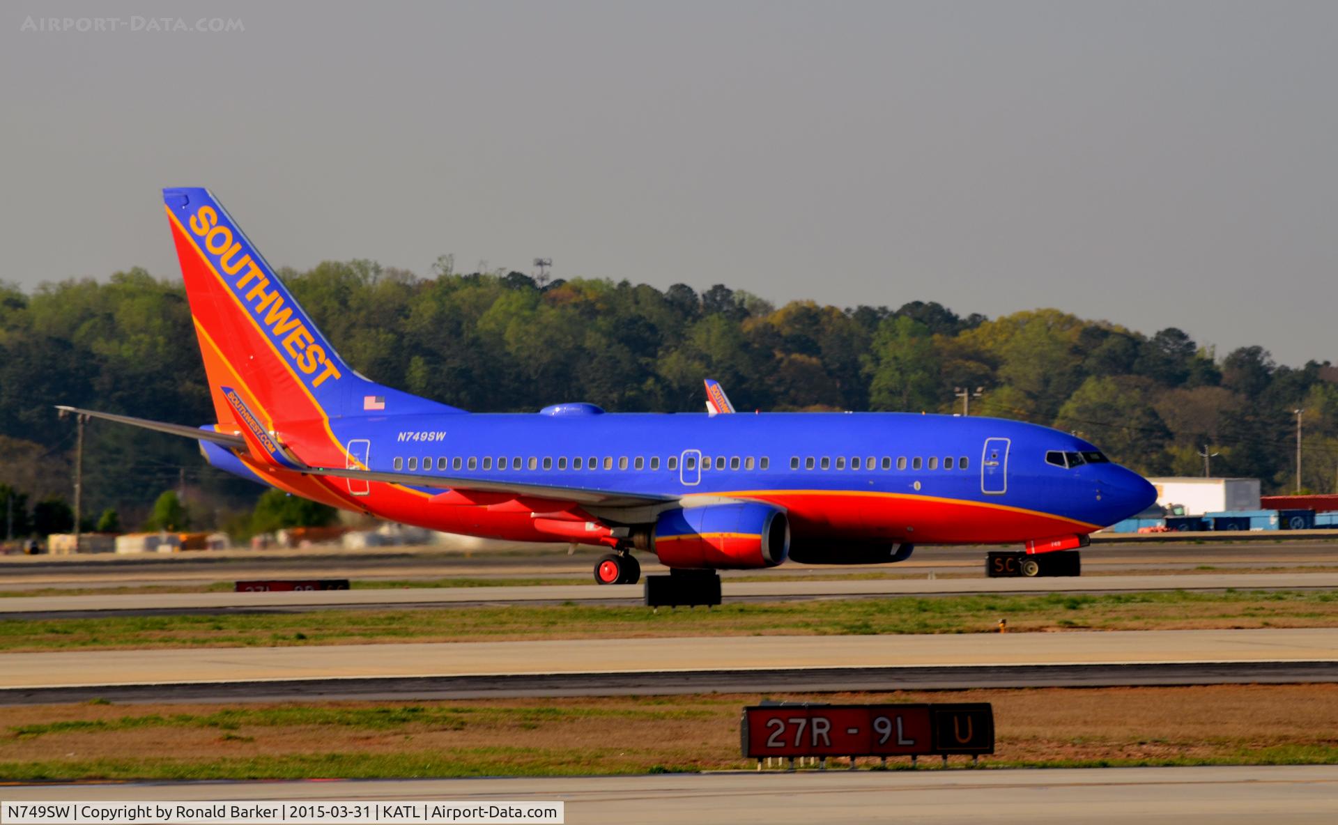 N749SW, 1999 Boeing 737-7H4 C/N 29801, Taxi Atlanta