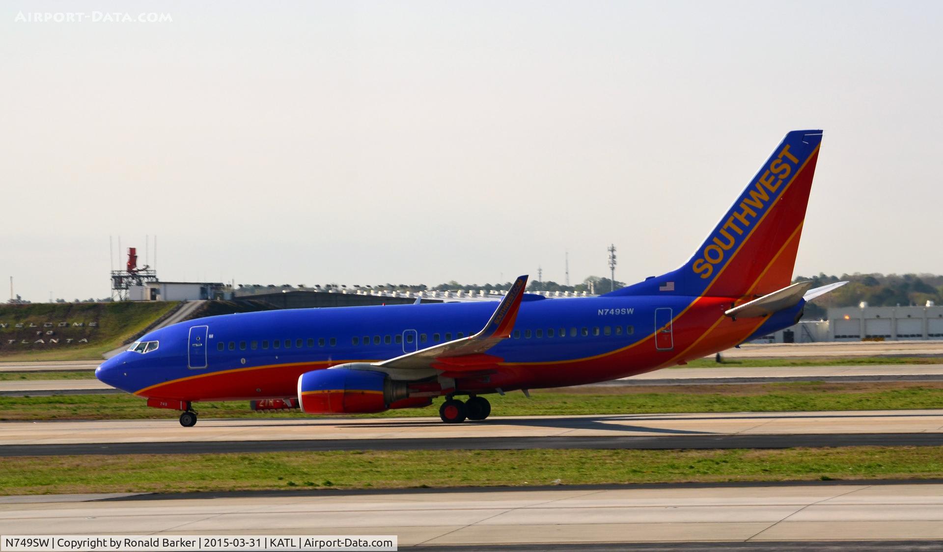N749SW, 1999 Boeing 737-7H4 C/N 29801, Taxi Atlanta