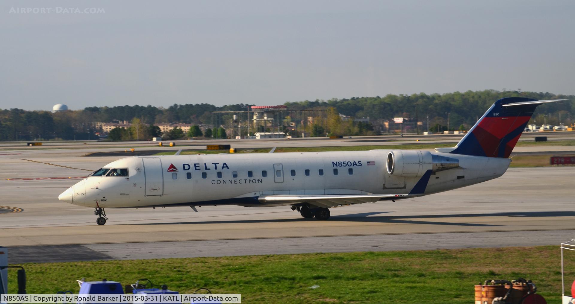 N850AS, 1999 Bombardier CRJ-200ER (CL-600-2B19) C/N 7355, Taxi Atlanta