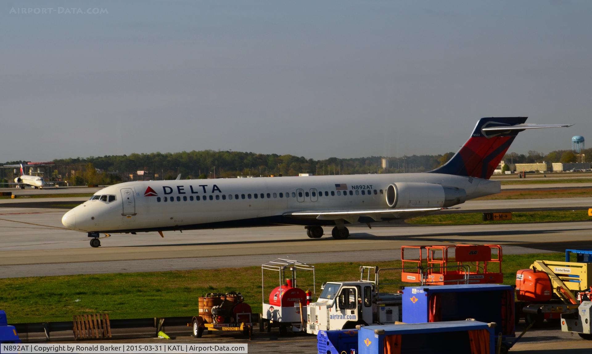 N892AT, 2004 Boeing 717-200 C/N 55044, Taxi to park Atlanta