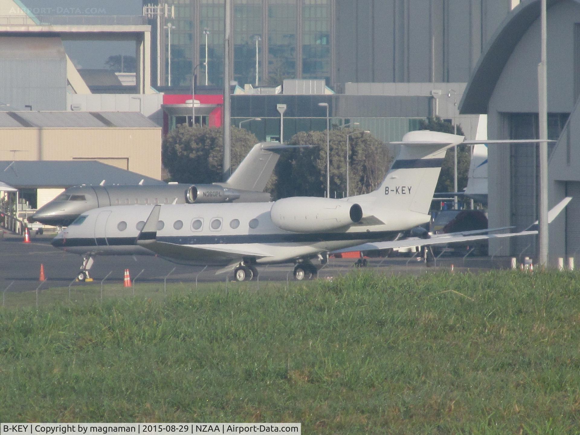 B-KEY, 2014 Gulfstream Aerospace G650 (G-VI) C/N 6098, long shot onto convair apron from public viewing area off puhinui road