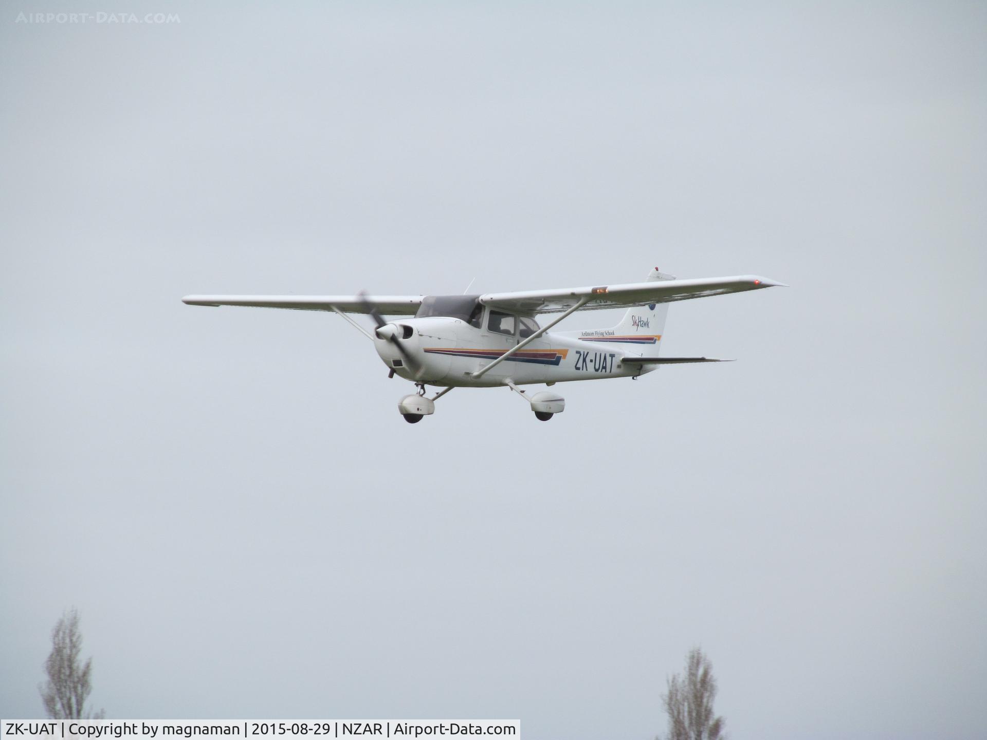ZK-UAT, Cessna 172R C/N 17281127, over threshold to land