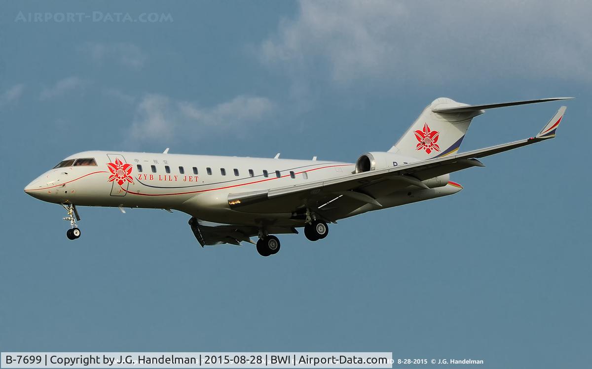 B-7699, 2001 Bombardier BD-700-1A10 Global Express C/N 9112, On final to 33L.
