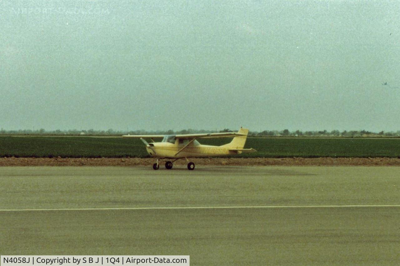 N4058J, 1966 Cessna 150G C/N 15065358, 58J soon after being painted in 1984.