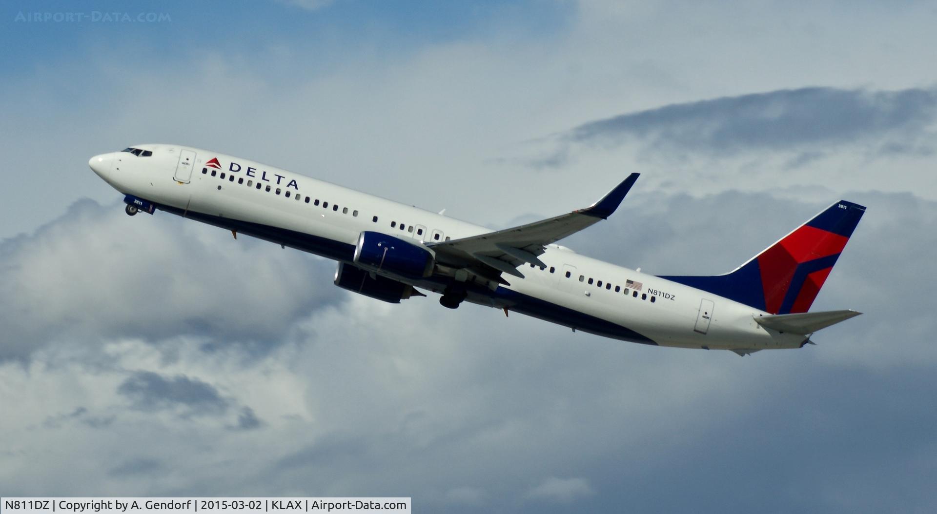 N811DZ, 2013 Boeing 737-932/ER C/N 31916, Delta, is here climbing out at Los Angeles Int'l(KLAX)