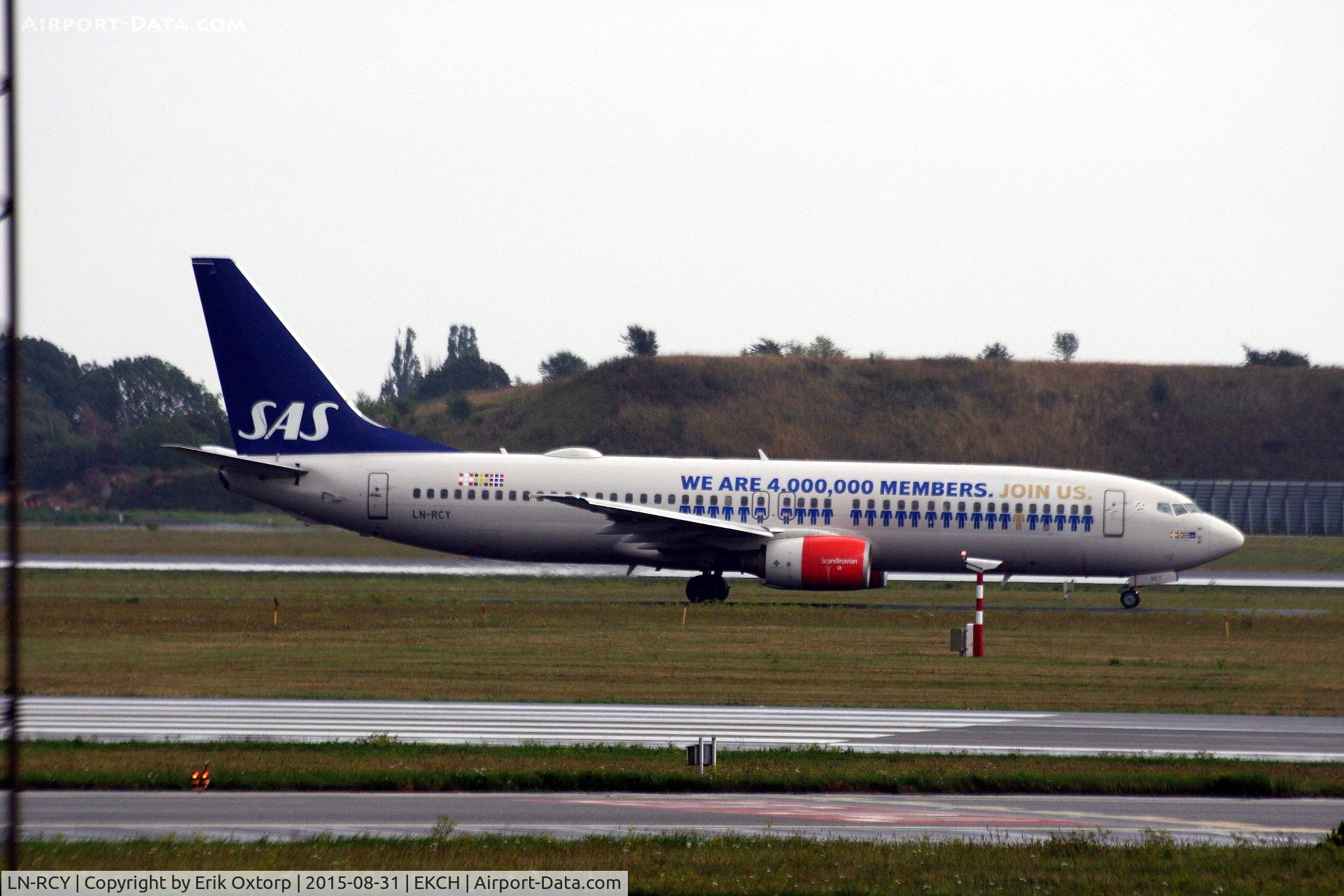 LN-RCY, 2001 Boeing 737-883 C/N 28324, LN-RCY in the 4.000.000 members c/s