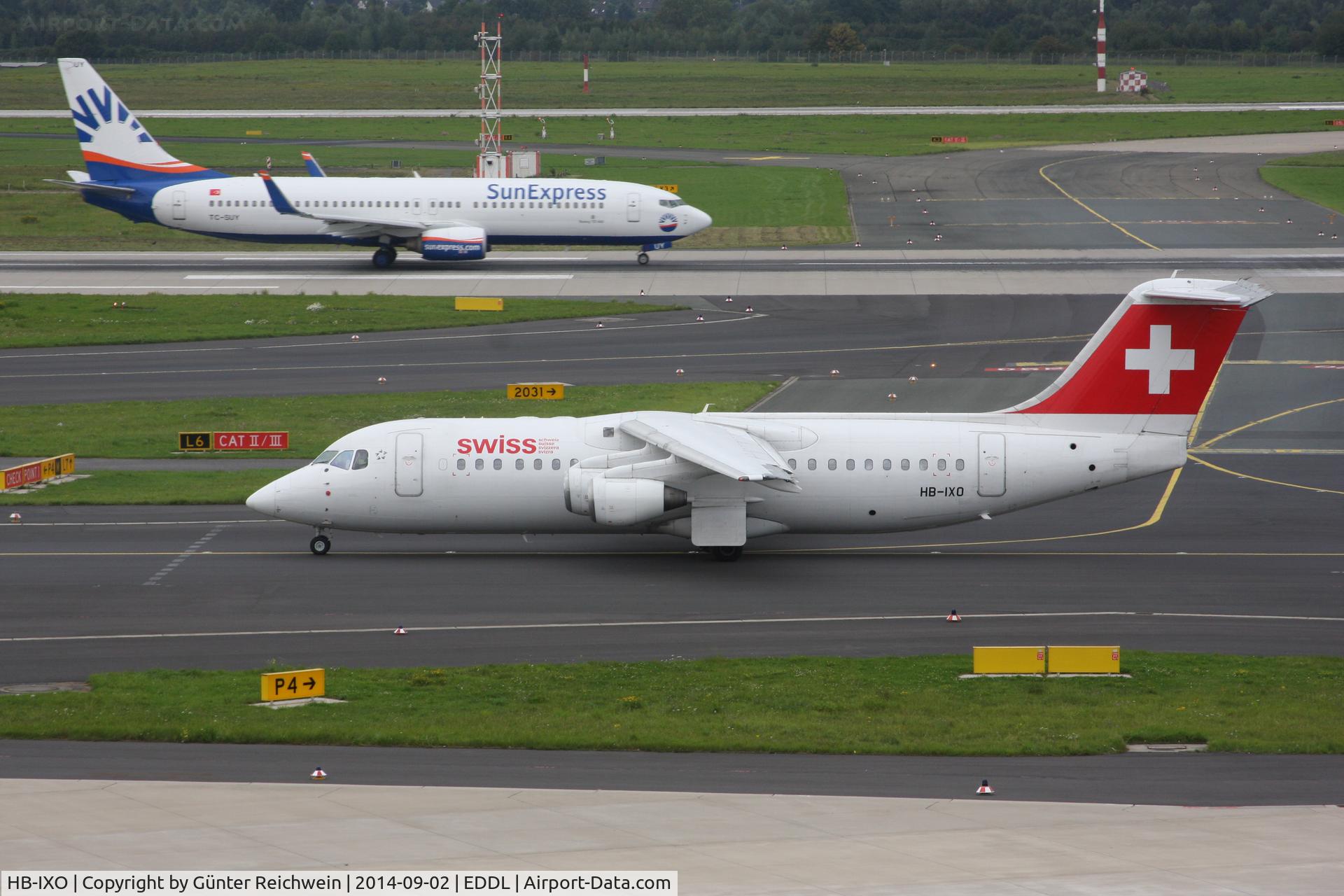 HB-IXO, 1996 British Aerospace Avro 146-RJ100 C/N E3284, HB-IXO taxiing with TC-SUY arriving