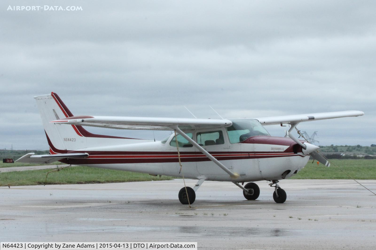 N64423, 1982 Cessna 172P C/N 17275560, On the ramp at Denton Municipal
