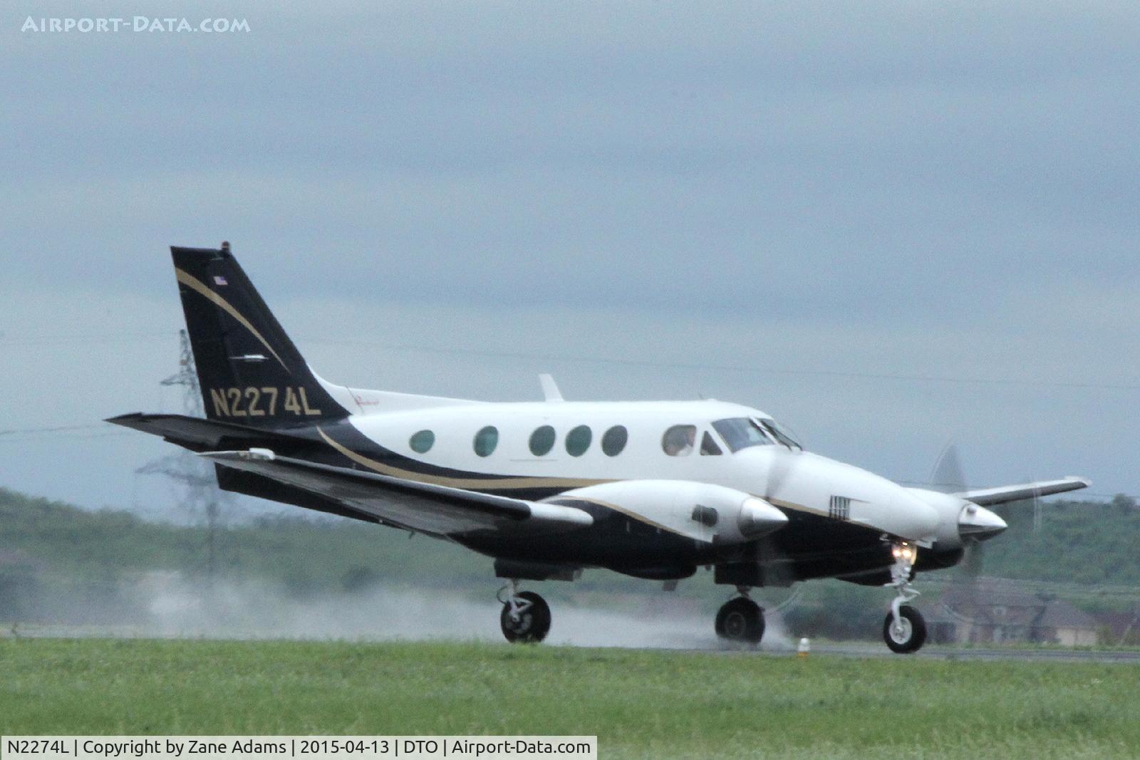 N2274L, 1976 Beech E90 King Air C/N LW-213, Rainy landing at Denton Municipal