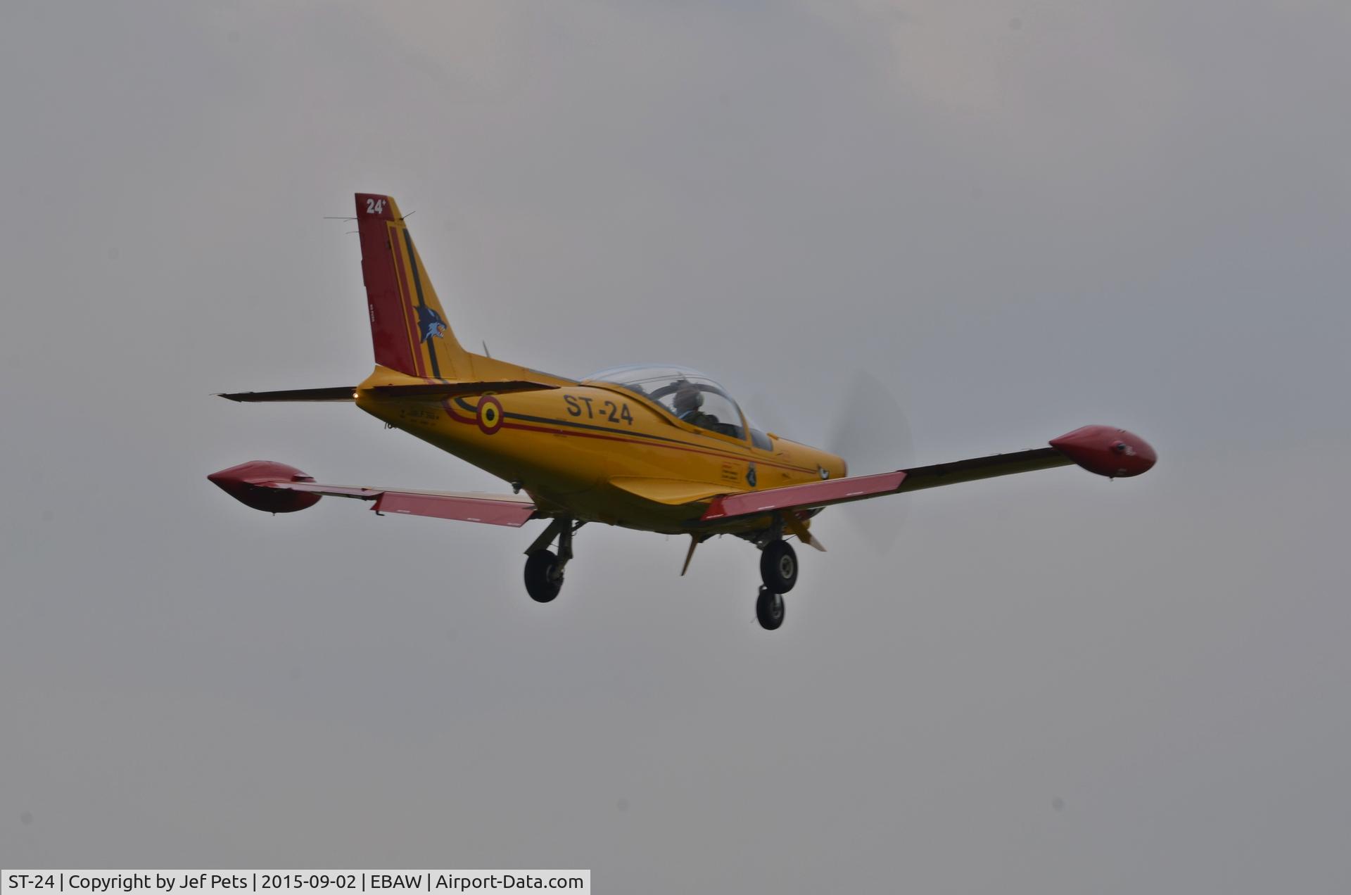 ST-24, SIAI-Marchetti SF-260M C/N 10-24, Approach RWY 29 EBAW 20150902