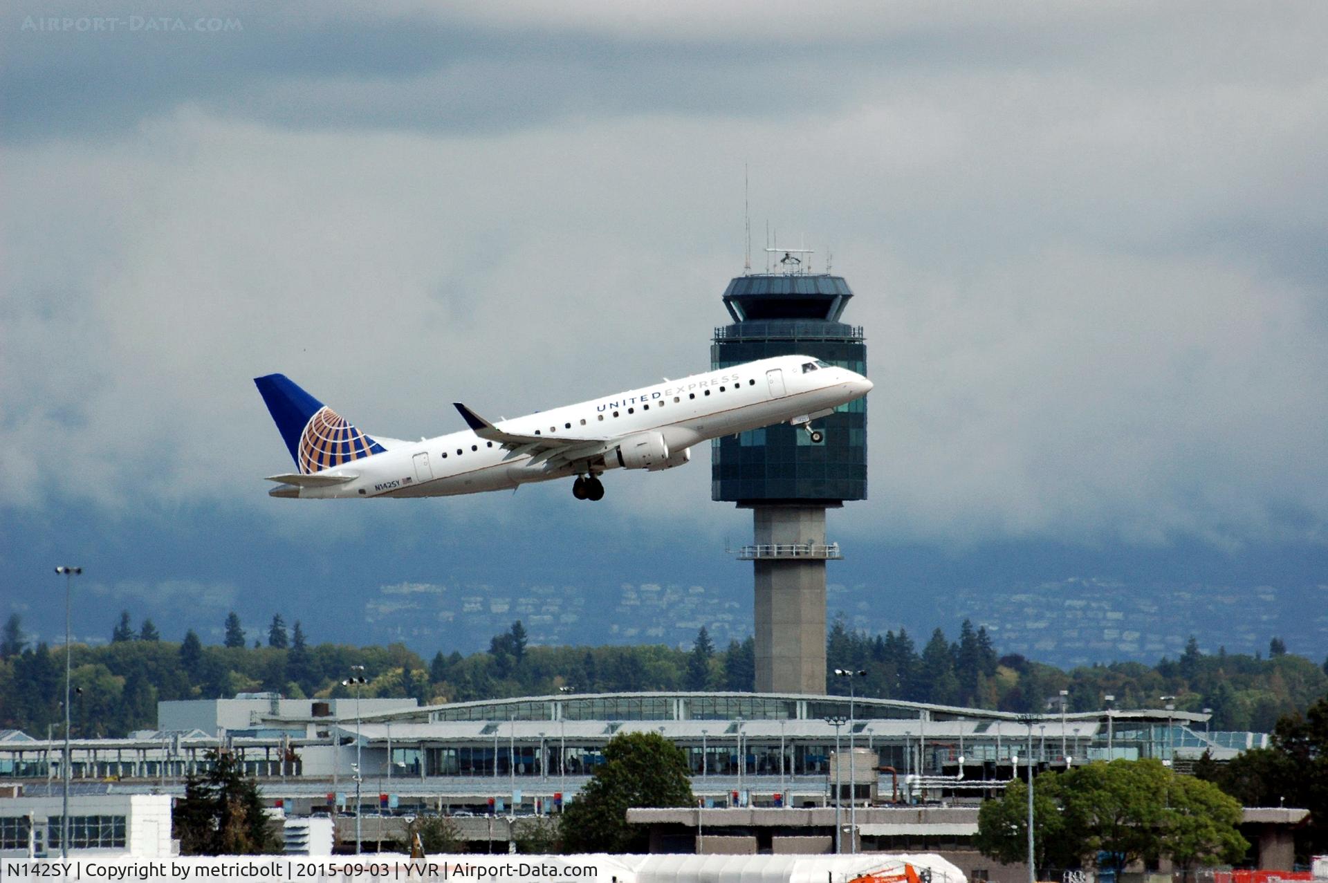 N142SY, 2015 Embraer 175LR (ERJ-170-200LR) C/N 17000475, Take off from YVR