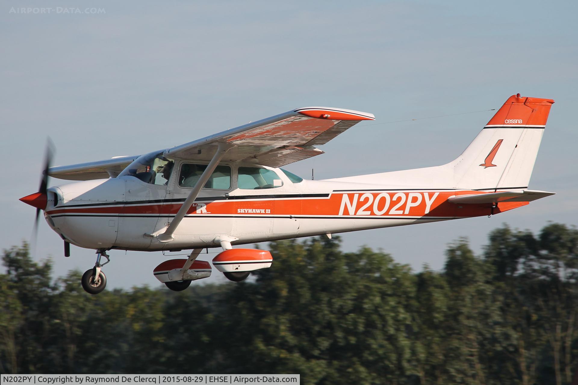 N202PY, 1978 Cessna 172N C/N 17271126, Take-off at Breda Airshow 2015.