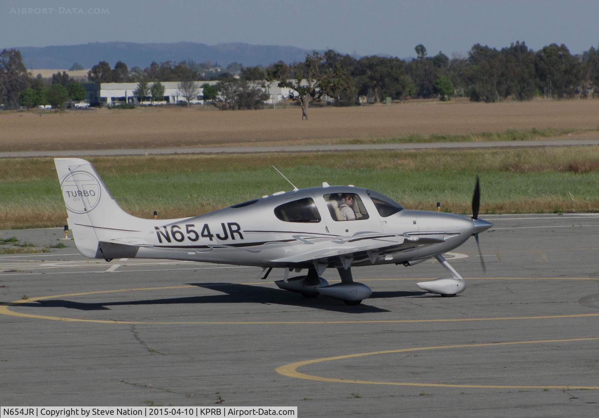 N654JR, 2010 Cirrus SR22 G3 Turbo C/N 3611, 2010 Cirrus SR22 taxiing @ Paso Robles Municipal Airport, CA