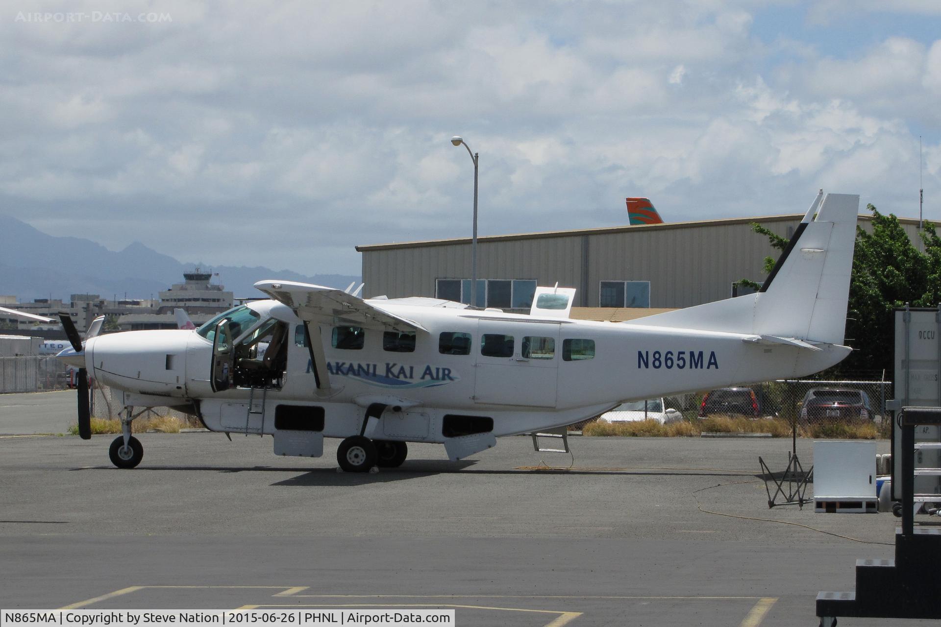 N865MA, 2002 Cessna 208B C/N 208B-0996, Makani Kai Air 2002 Cessna 208B ready for flight to  MKK (Molokai Topside Airport) @ Honolulu International Airport Executive Ramp