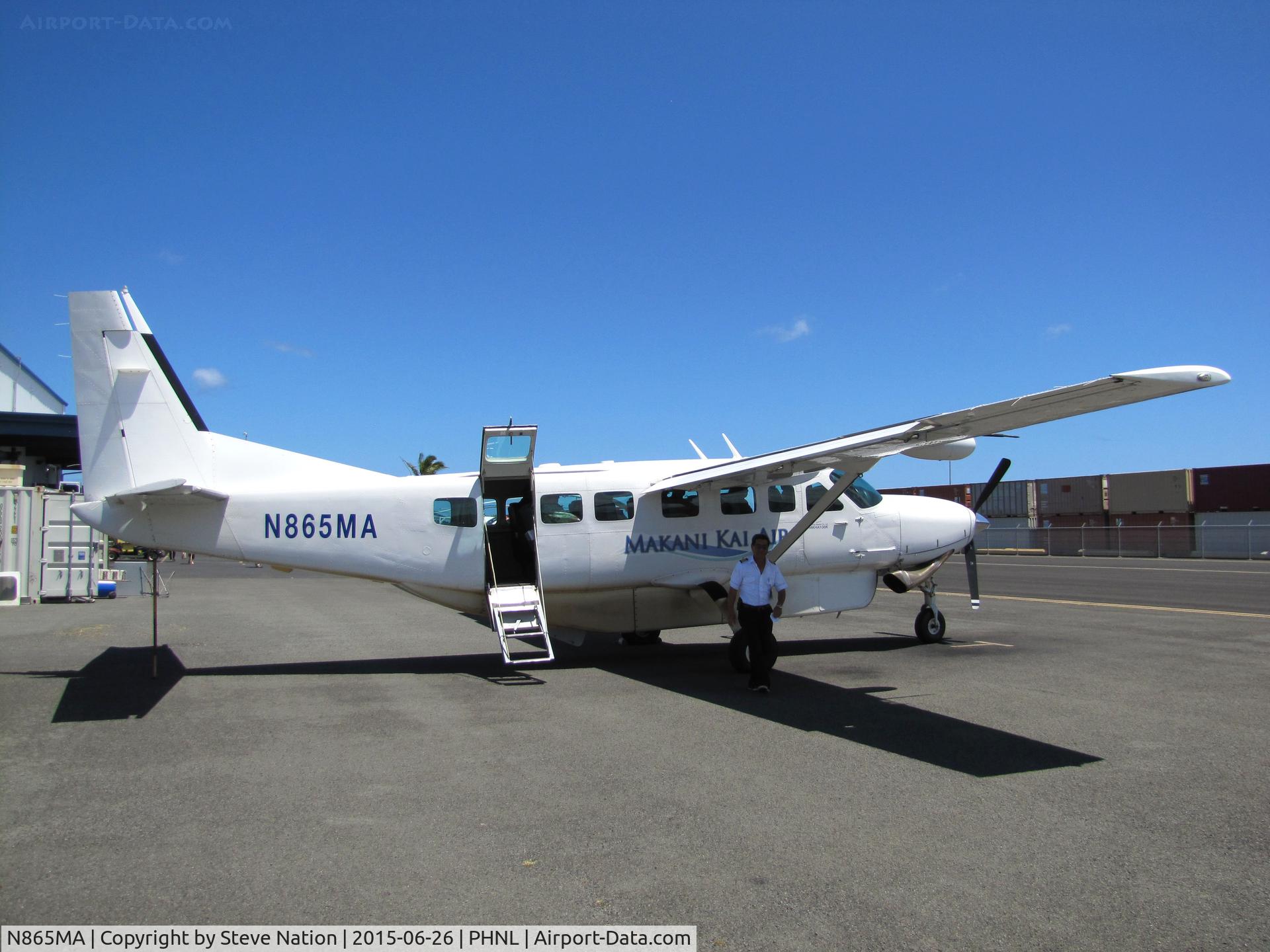 N865MA, 2002 Cessna 208B C/N 208B-0996, Makani Kai Air 2002 Cessna 208B ready for flight to MKK (Molokai Topside Airport) @ Honolulu International Airport Executive Ramp