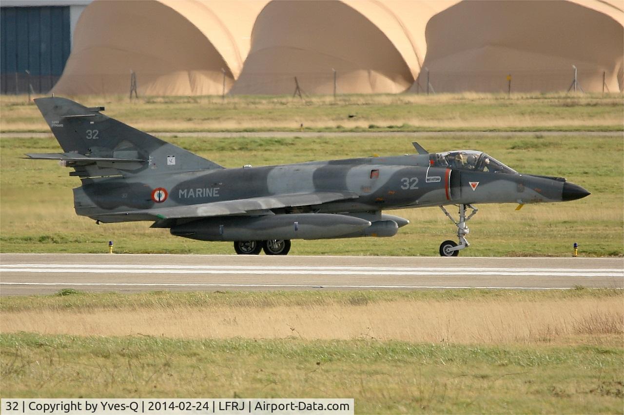 32, Dassault Super Etendard C/N 32, Dassault Super Etendard M, Taxiing after landing rwy 26, Landivisiau Naval Air Base (LFRJ)