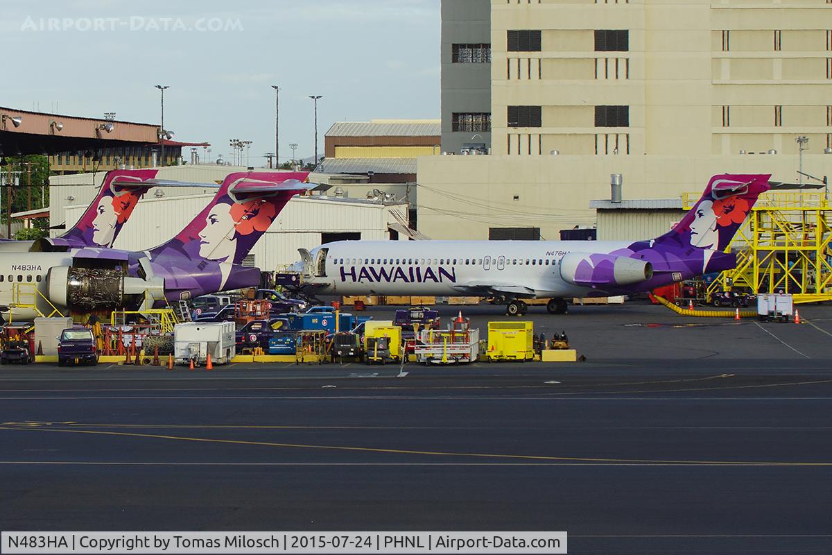 N483HA, 2001 Boeing 717-22A C/N 55128, Hawaiian's headquarter at HNL