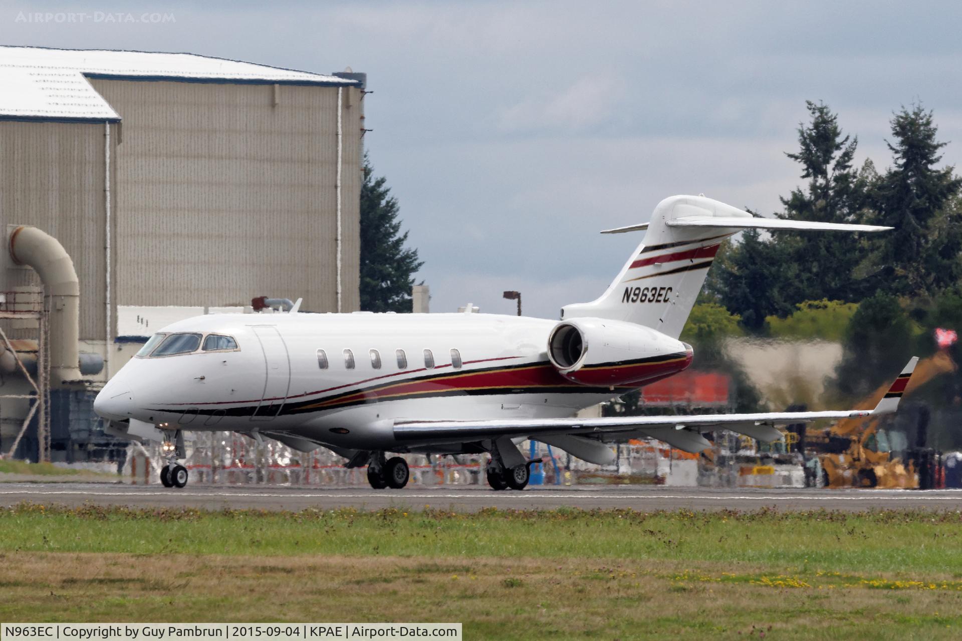 N963EC, 2006 Bombardier Challenger 300 (BD-100-1A10) C/N 20119, Takeoff