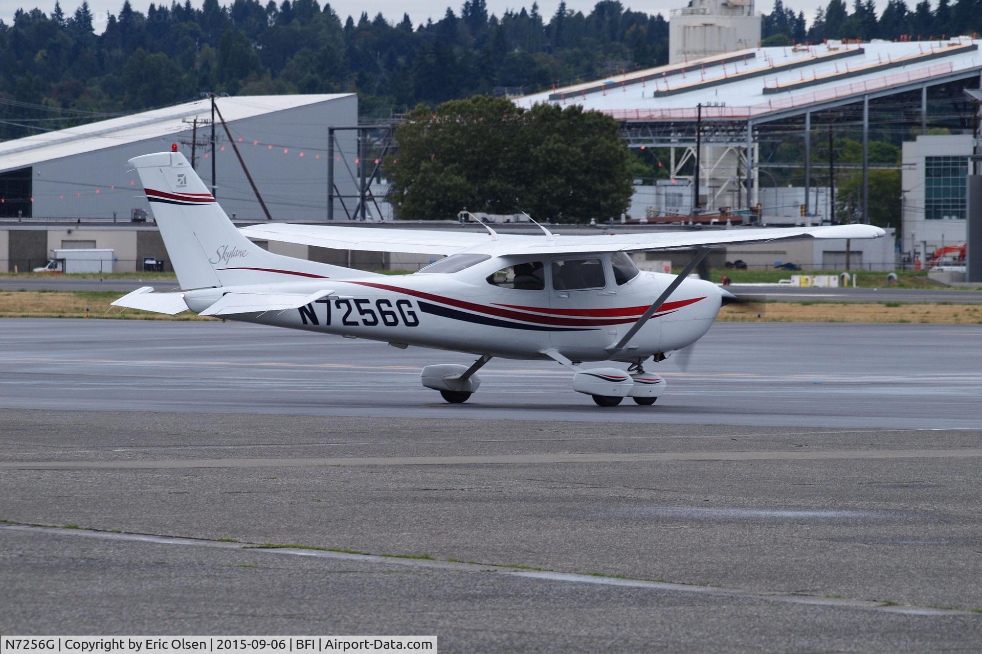 N7256G, 1999 Cessna 182S Skylane C/N 18280560, Cessna 182S taxing back to it's hanger