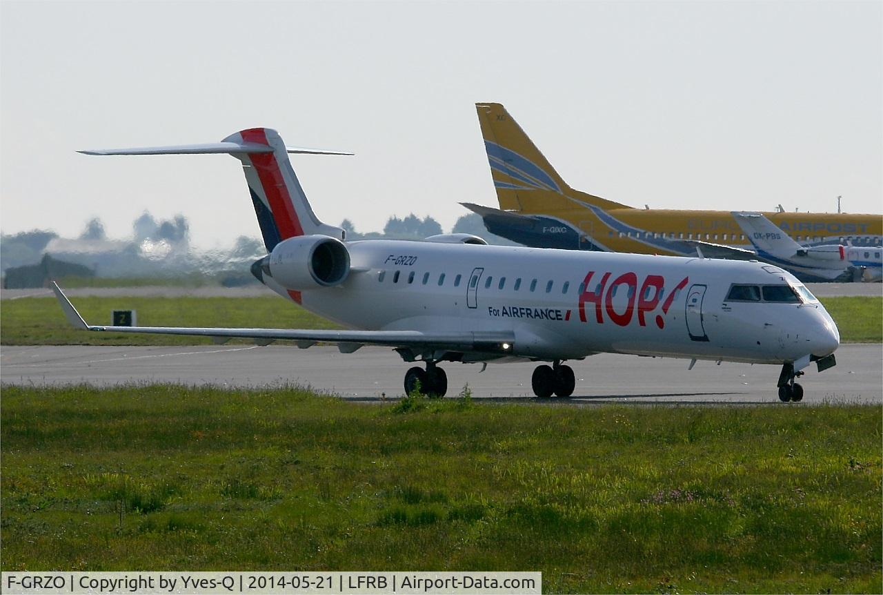 F-GRZO, 2007 Canadair CRJ-700 (CL-600-2C10) Regional Jet C/N 10265, Canadair Regional Jet CRJ-702, Taxiing to boarding area, Brest-Bretagne Airport (LFRB-BES)