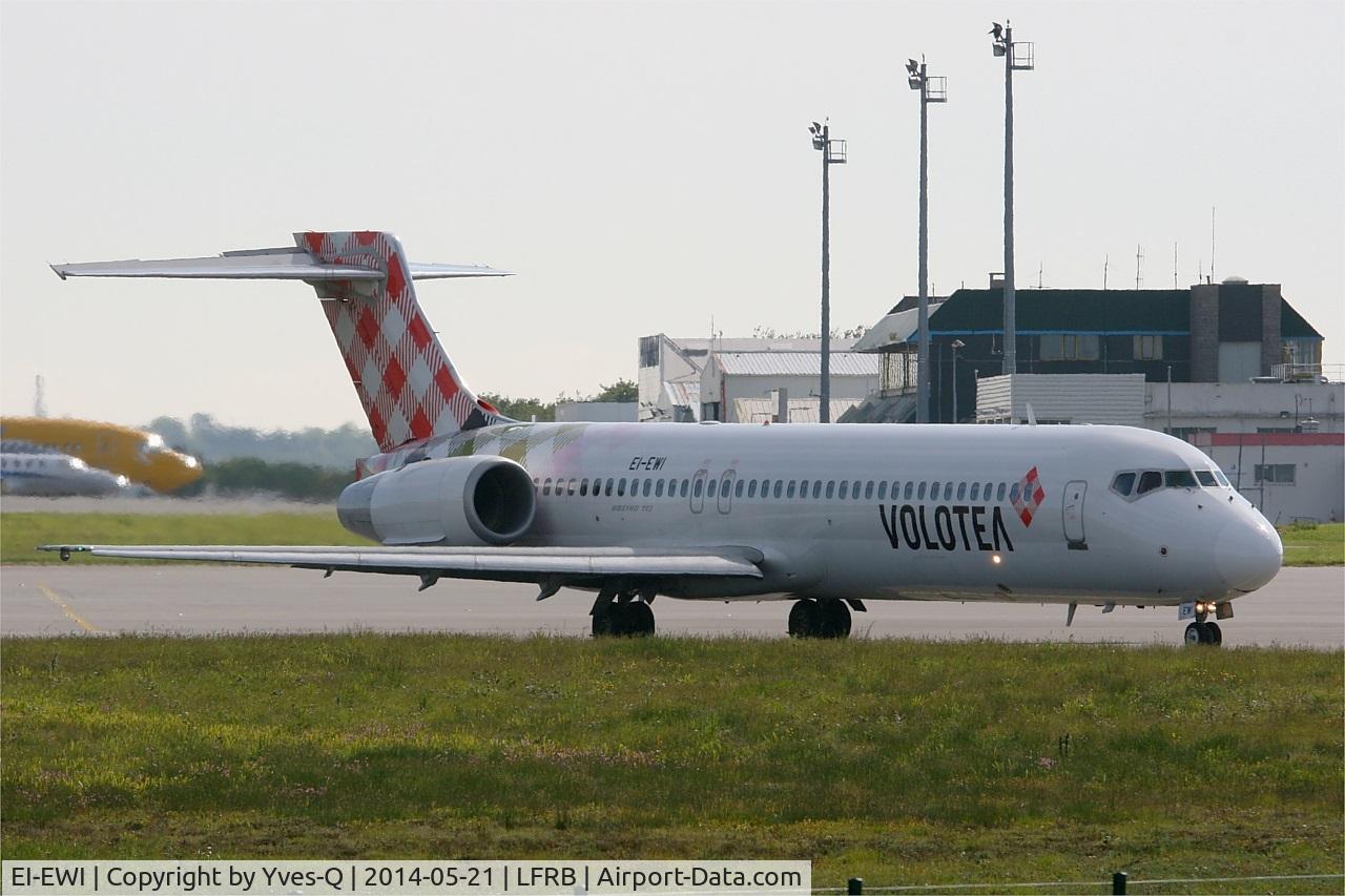EI-EWI, 2003 Boeing 717-2BL C/N 55170, Boeing 717-2BL, Taxiing to boarding area, Brest-Bretagne Airport (LFRB-BES)
