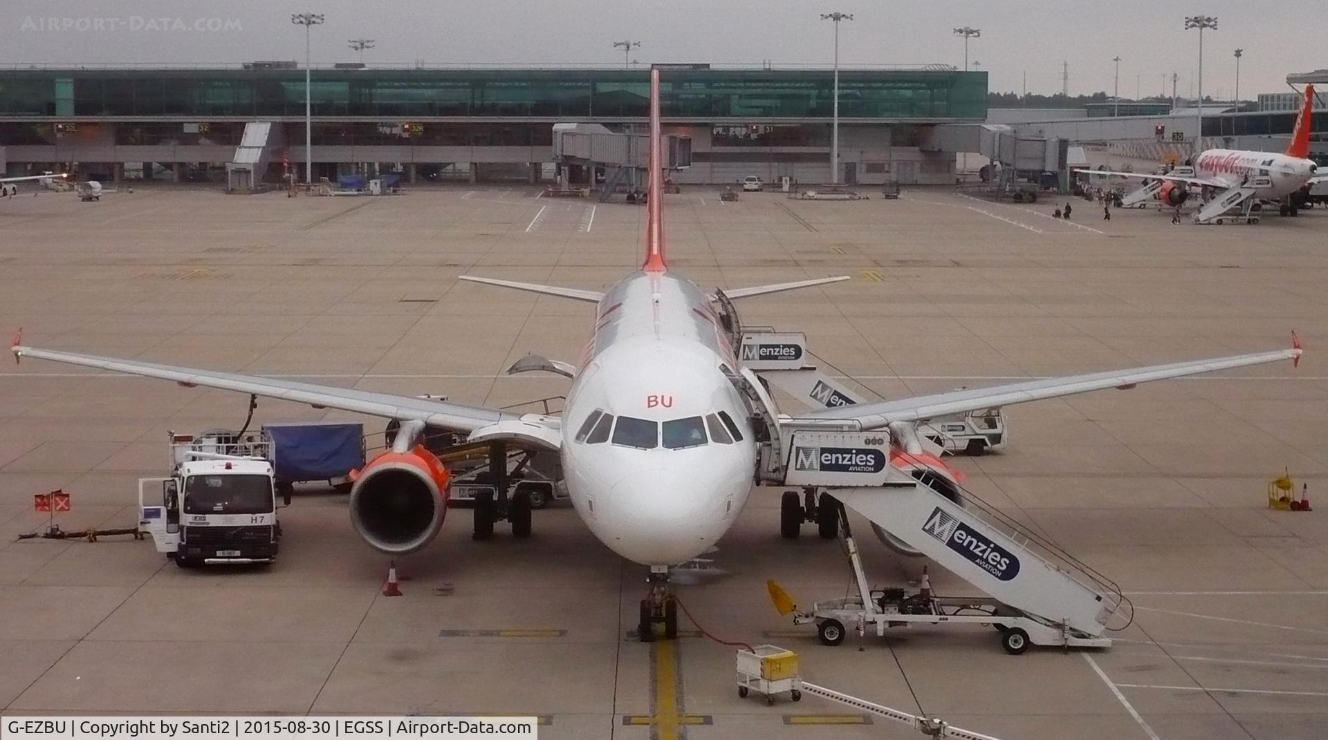 G-EZBU, 2007 Airbus A319-111 C/N 3118, Being serviced before flight EZY3227.