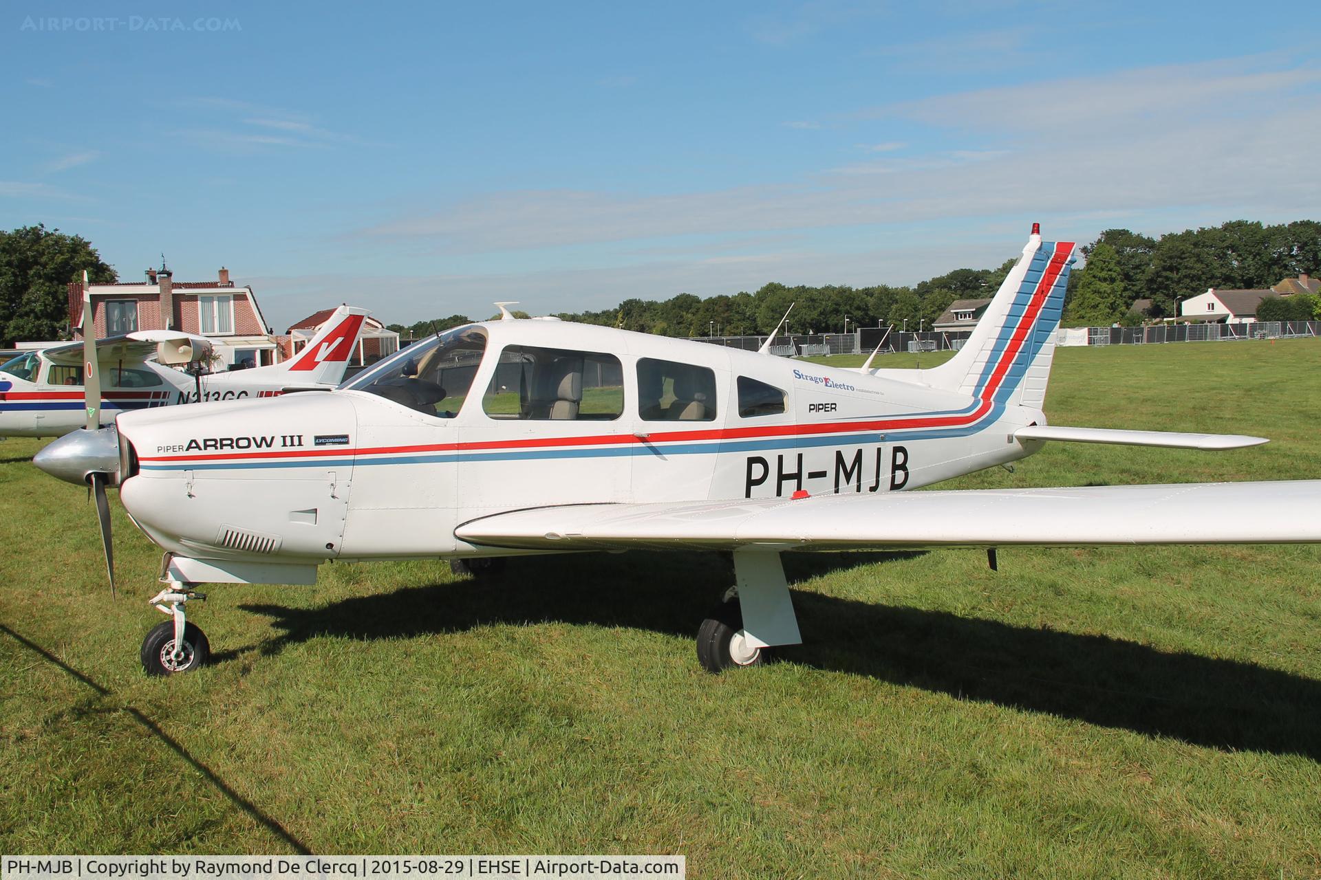 PH-MJB, Piper PA-28R-201 Cherokee Arrow III C/N 28R-7837227, Seppe/Breda Airport.